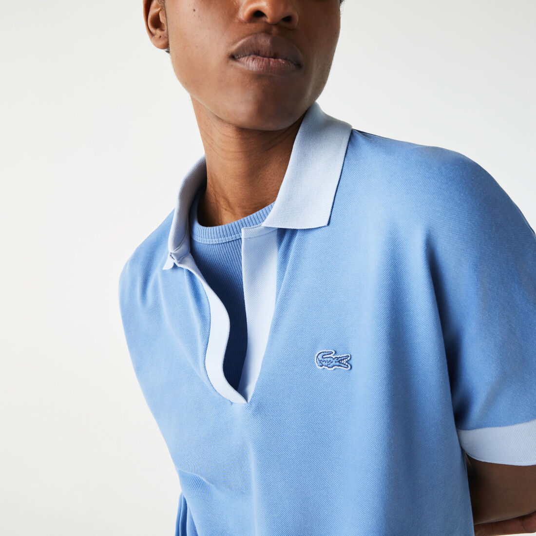 قميص بولو بيكيه انسيابي للنساء بقصة فضفاضة وياقة واسعة قميص بولو بيكيه انسيابي للنساء بقصة فضفاضة وياقة واسعة