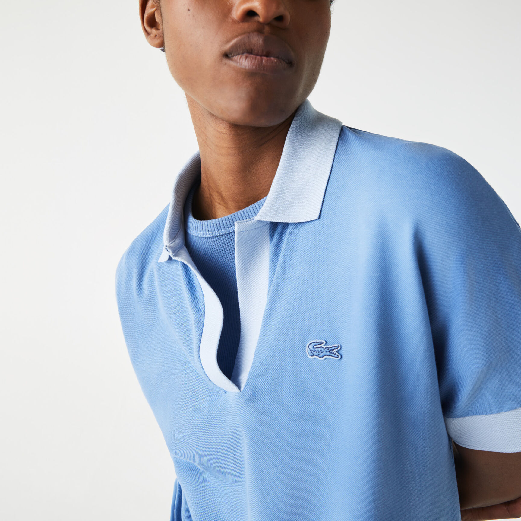 قميص بولو بيكيه انسيابي للنساء بقصة فضفاضة وياقة واسعة قميص بولو بيكيه انسيابي للنساء بقصة فضفاضة وياقة واسعة