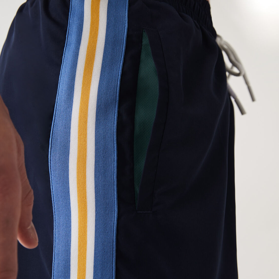 شورت سباحة للرجال بشرائط مختلفة الألوان من تراث العلامة شورت سباحة للرجال بشرائط مختلفة الألوان من تراث العلامة