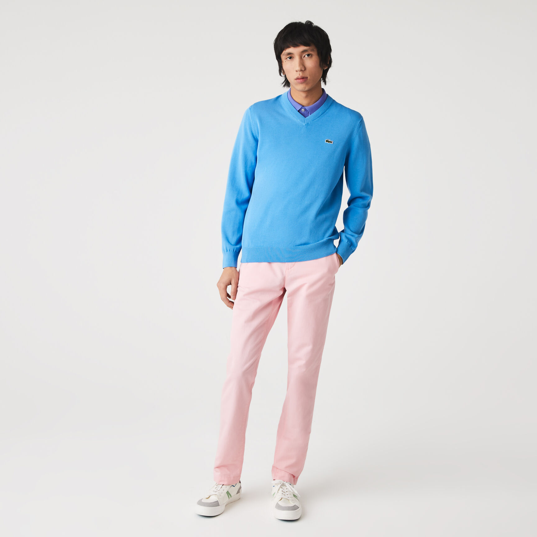 سترة قطنية أحادية اللون بفتحة رقبة على شكل حرف V