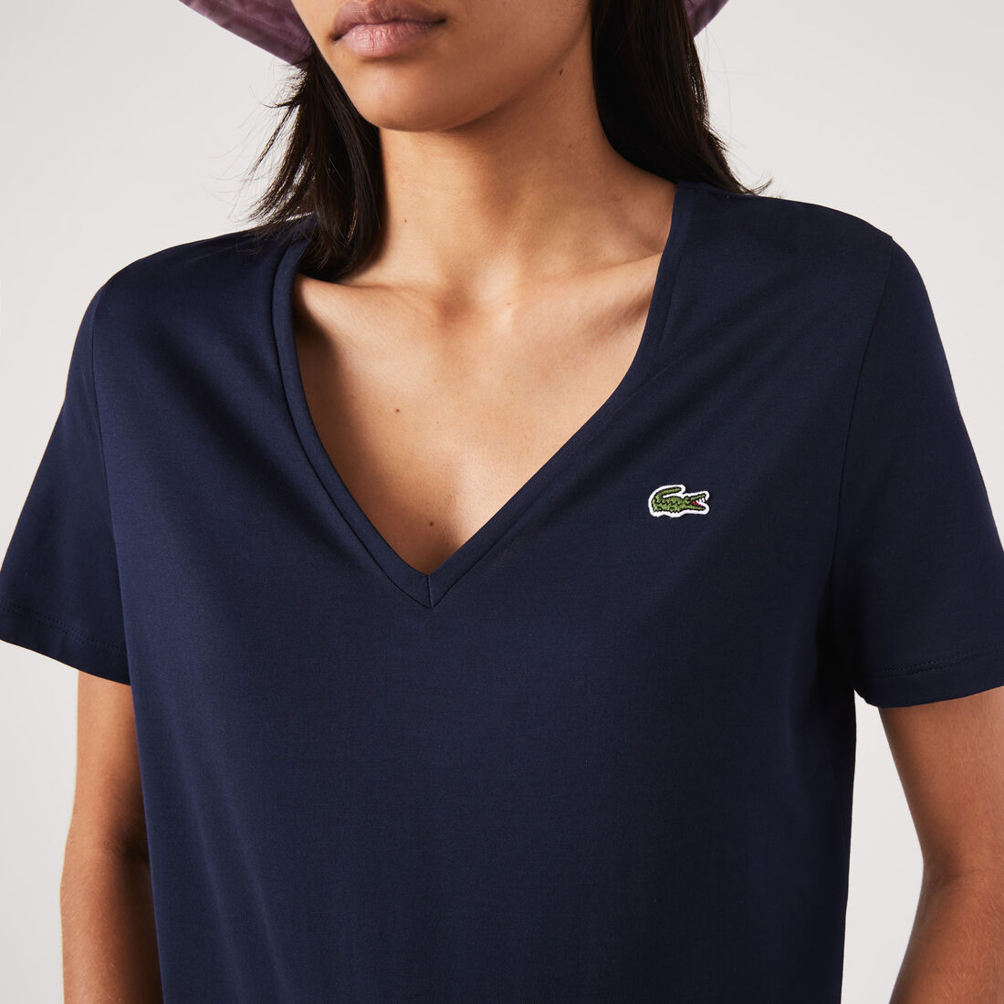 تي شيرت بقصّة عادية وطبعة مميزة لكلمة Lacoste Women's V-neck Loose Fit Cotton T-shirt - TF8392-00-166