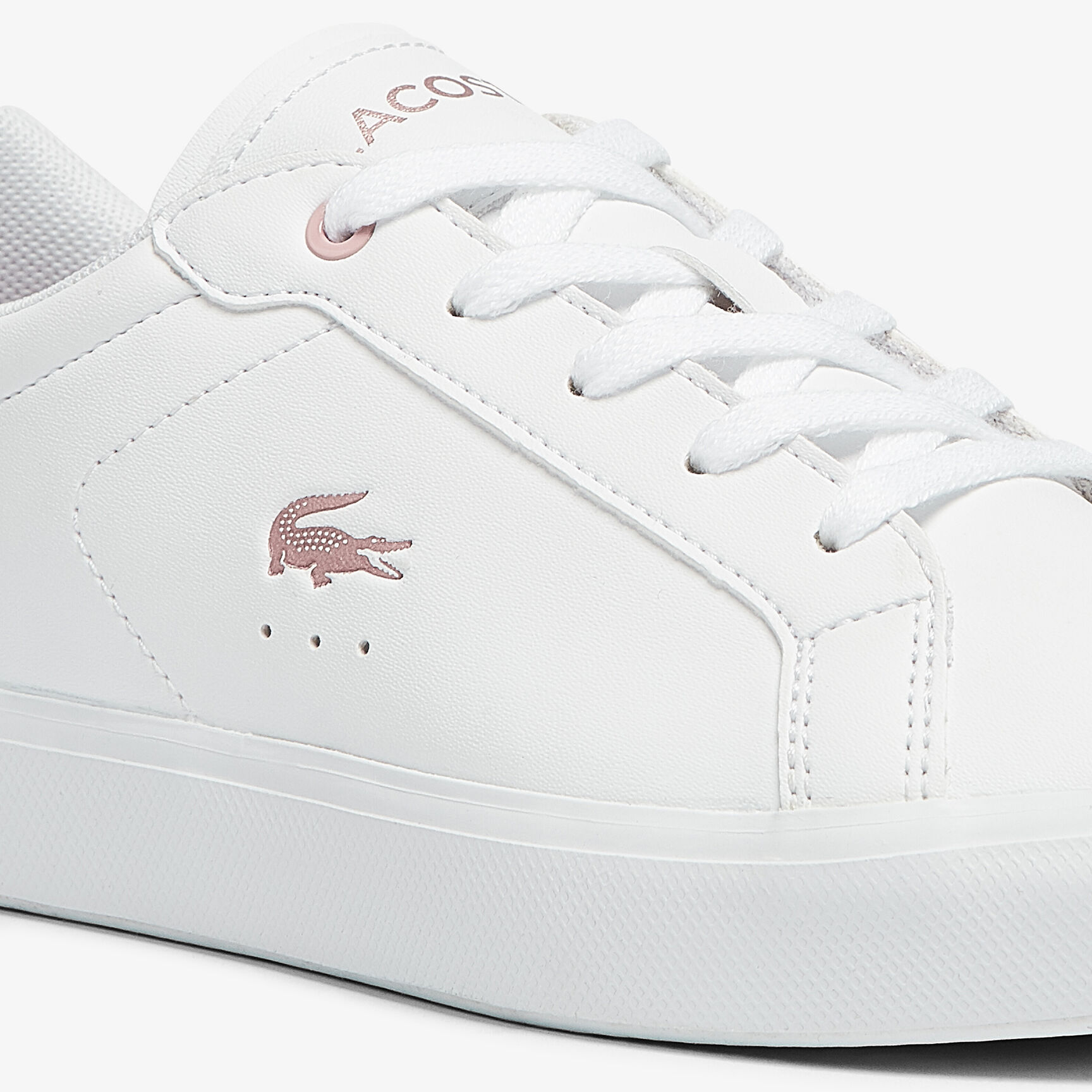 سنيكرز باوركورت من خامات صناعية بتفاصيل لامعة للأطفال