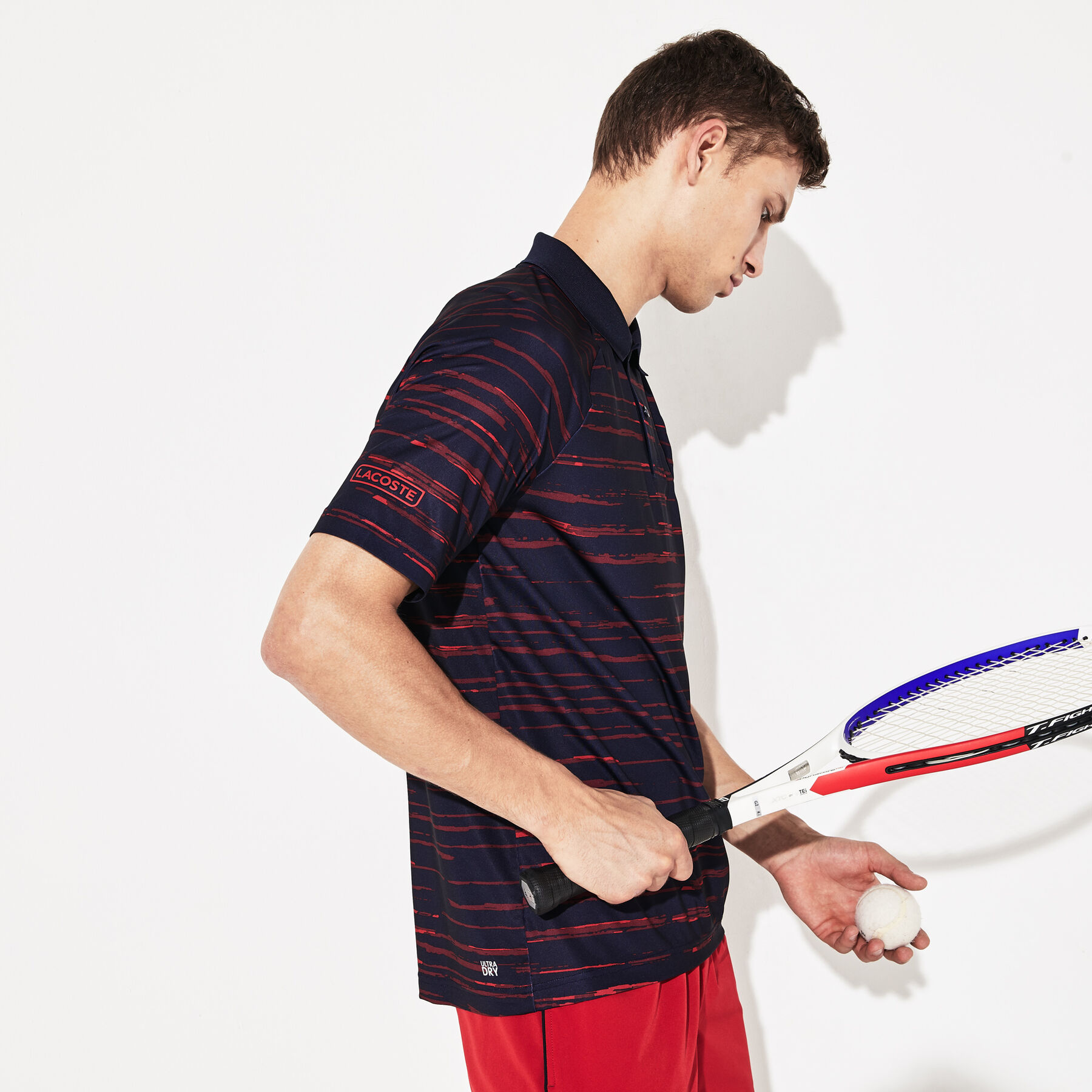 لاكوست قميص بولو للرجال من الجيرسيه مزدان بالطبعات الخاصة بمجموعة novak djokovic منlacoste sport