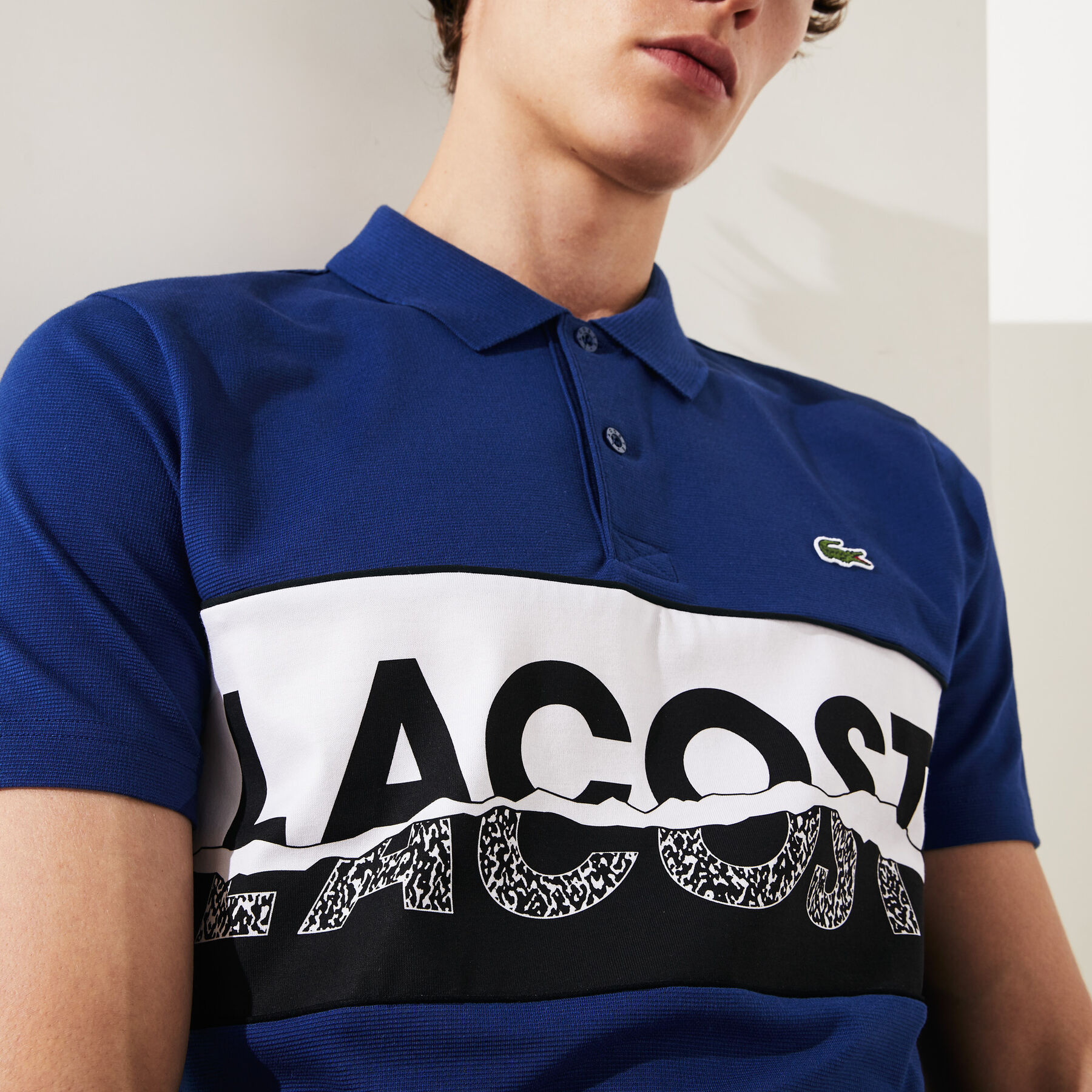 قميص بولو قطني فائق الخفة مزدان بطبعة غرافيك من مجموعة Lacoste SPORT للرجال لاكوست قميص بولو قطني فائق الخفة مزدان بطبعة غرافيك من مجموعة lacoste sport للرجال