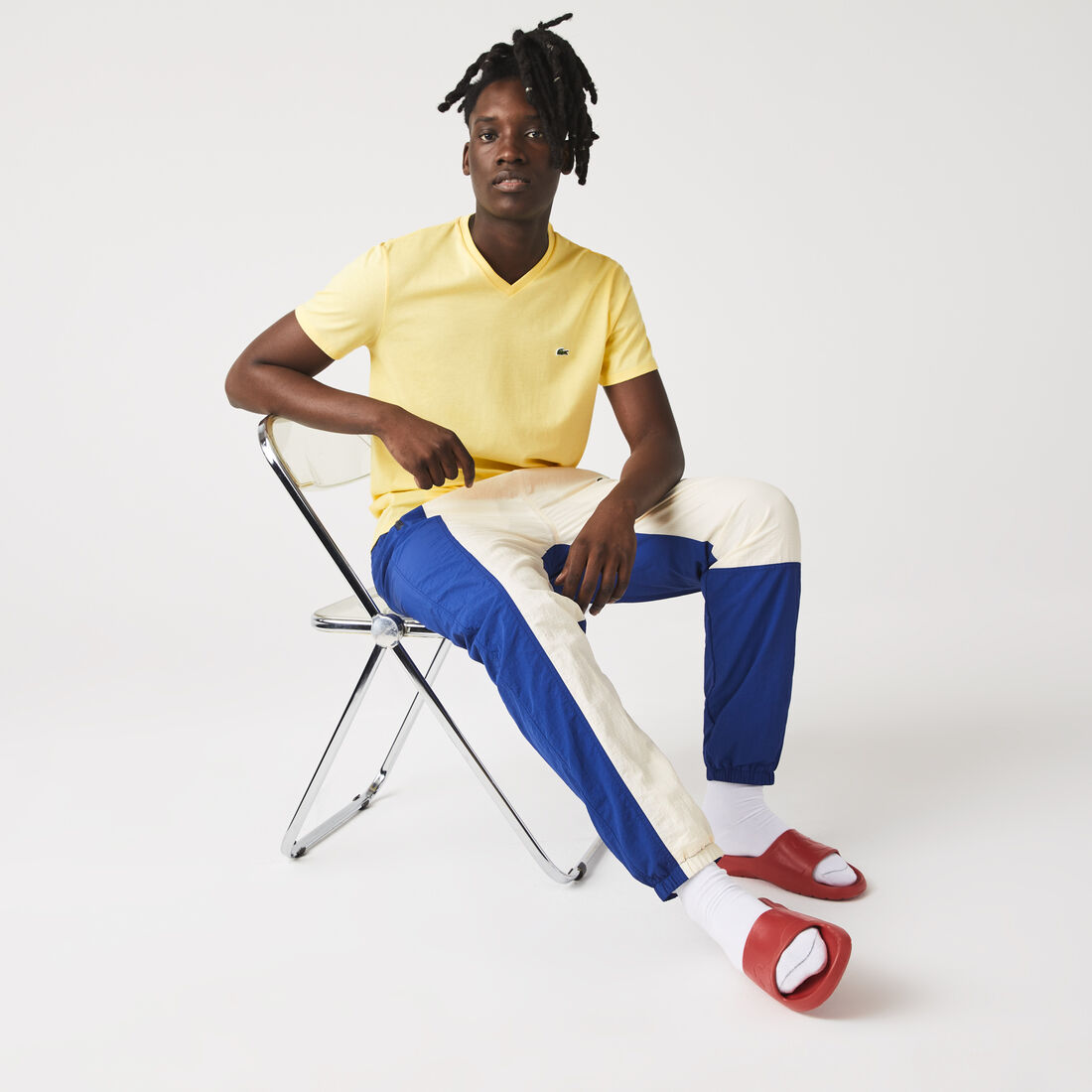 تي شيرت خفيف الوزن من القطن بيما برقبة على شكل حرف V