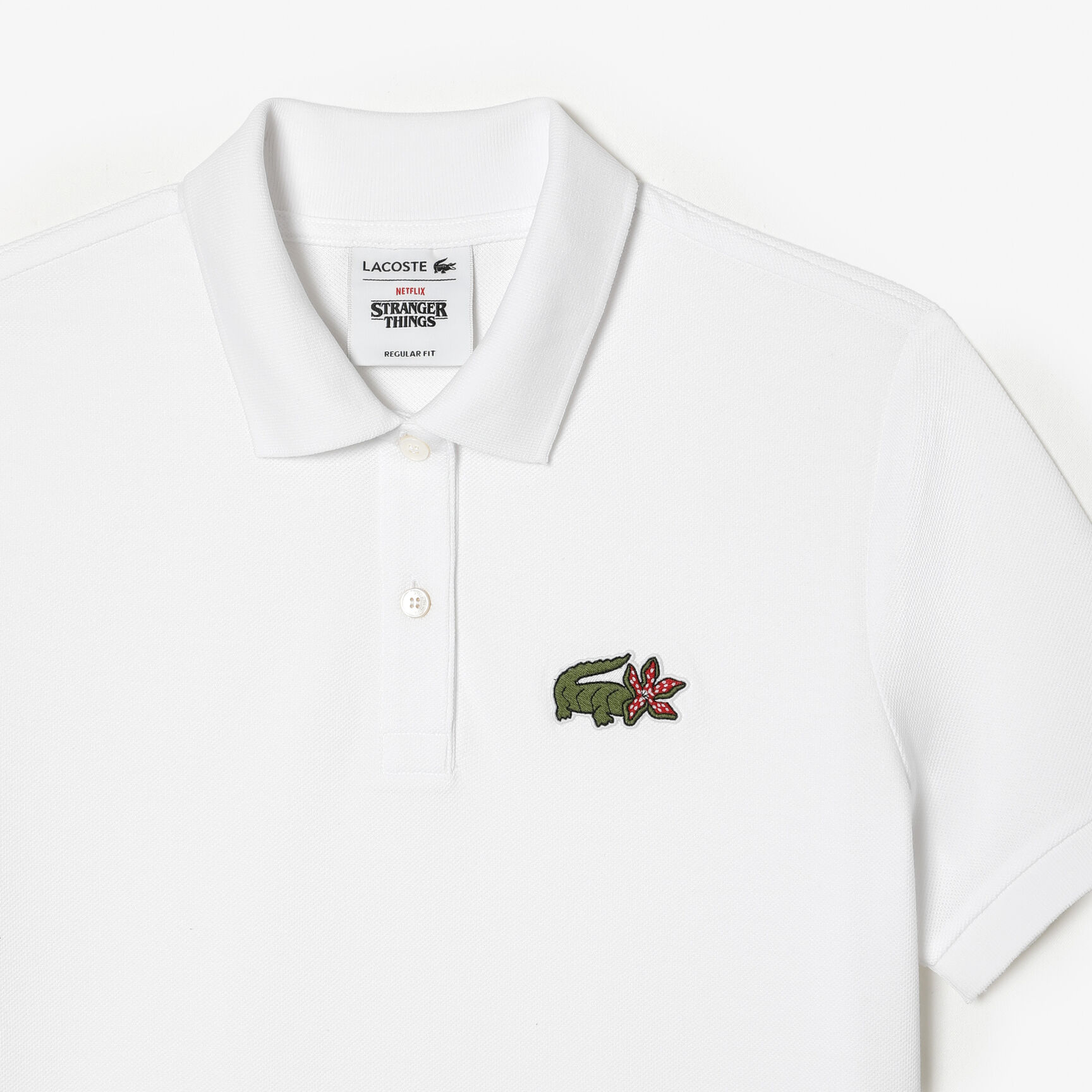 تيشيرت بولو بطبعة تمساح للنساء مجموعة Lacoste x Netflix