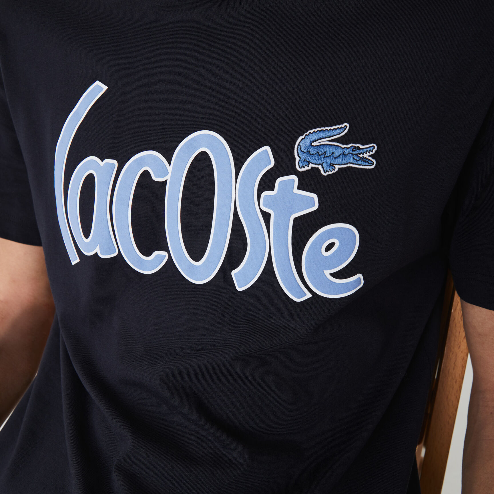 تي شيرت قطن للرجال بفتحة رقبة مستديرة وتوقيع مطبوع تي شيرت قطن للرجال بفتحة رقبة مستديرة وتوقيع مطبوع