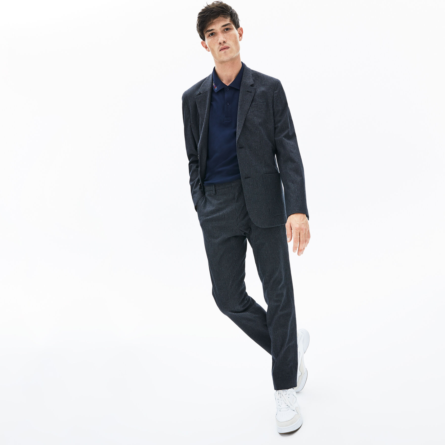 لاكوست قميص بولو للرجال من بيكيه المرن ذو قصة ضيقة وكلمة lacoste المميزة بألوان متعددة