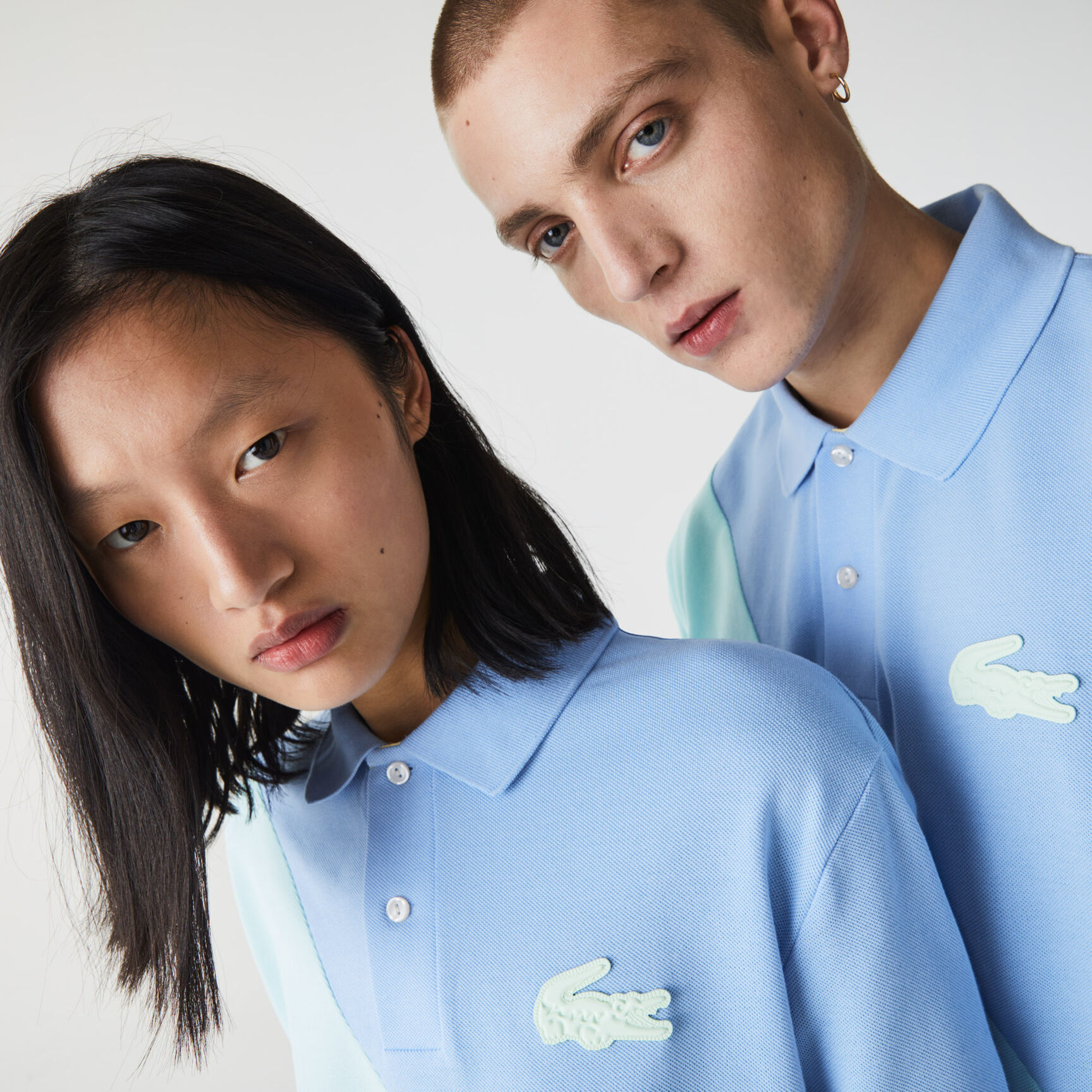 قميص بولو بيكيه القطن للجنسين بقصة فضفاضة وكتل لونية مجموعة Lacoste LIVE