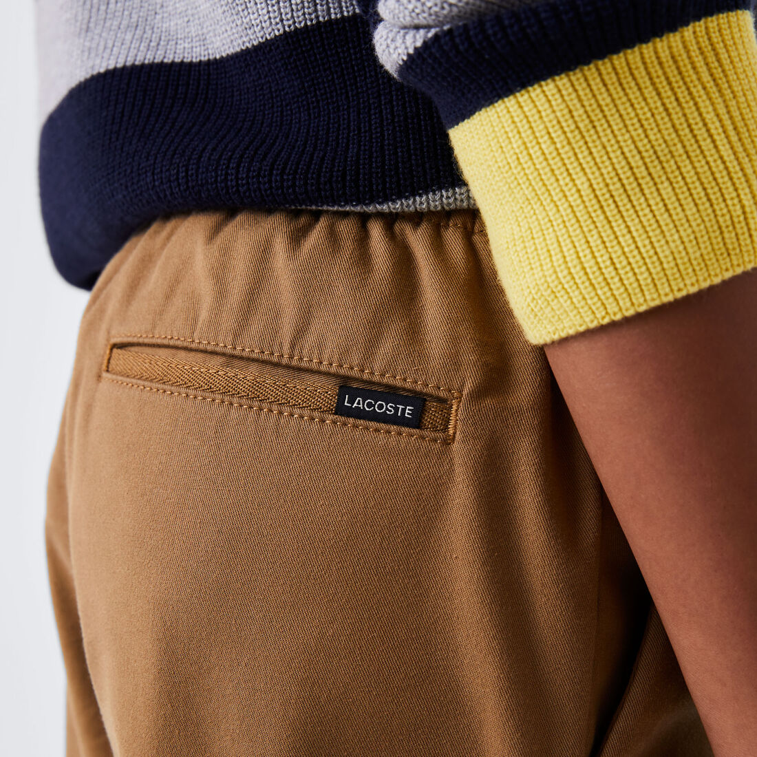 بنطال تشينو للأولاد من قطن الجبردين المطاطي من لاكوست بنطال تشينو للأولاد من قطن الجبردين المطاطي من لاكوست