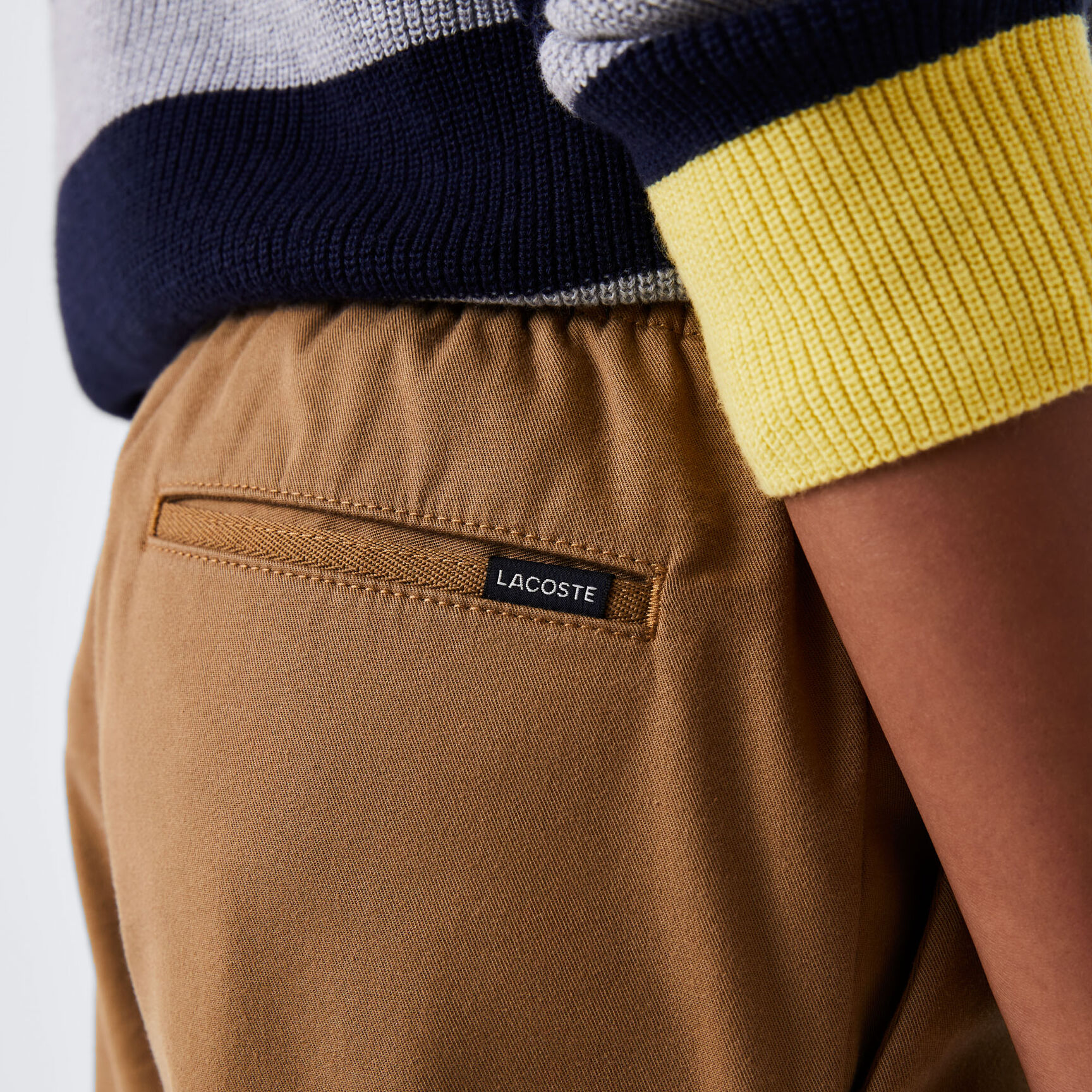 بنطال تشينو للأولاد من قطن الجبردين المطاطي من لاكوست بنطال تشينو للأولاد من قطن الجبردين المطاطي من لاكوست