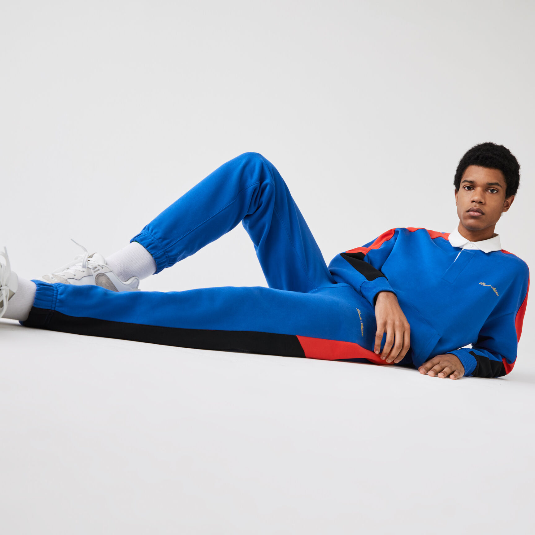 بنطال رياضي مزدوج اللون مع تطريز ذهبي مجموعة Lacoste LIVE للرجال