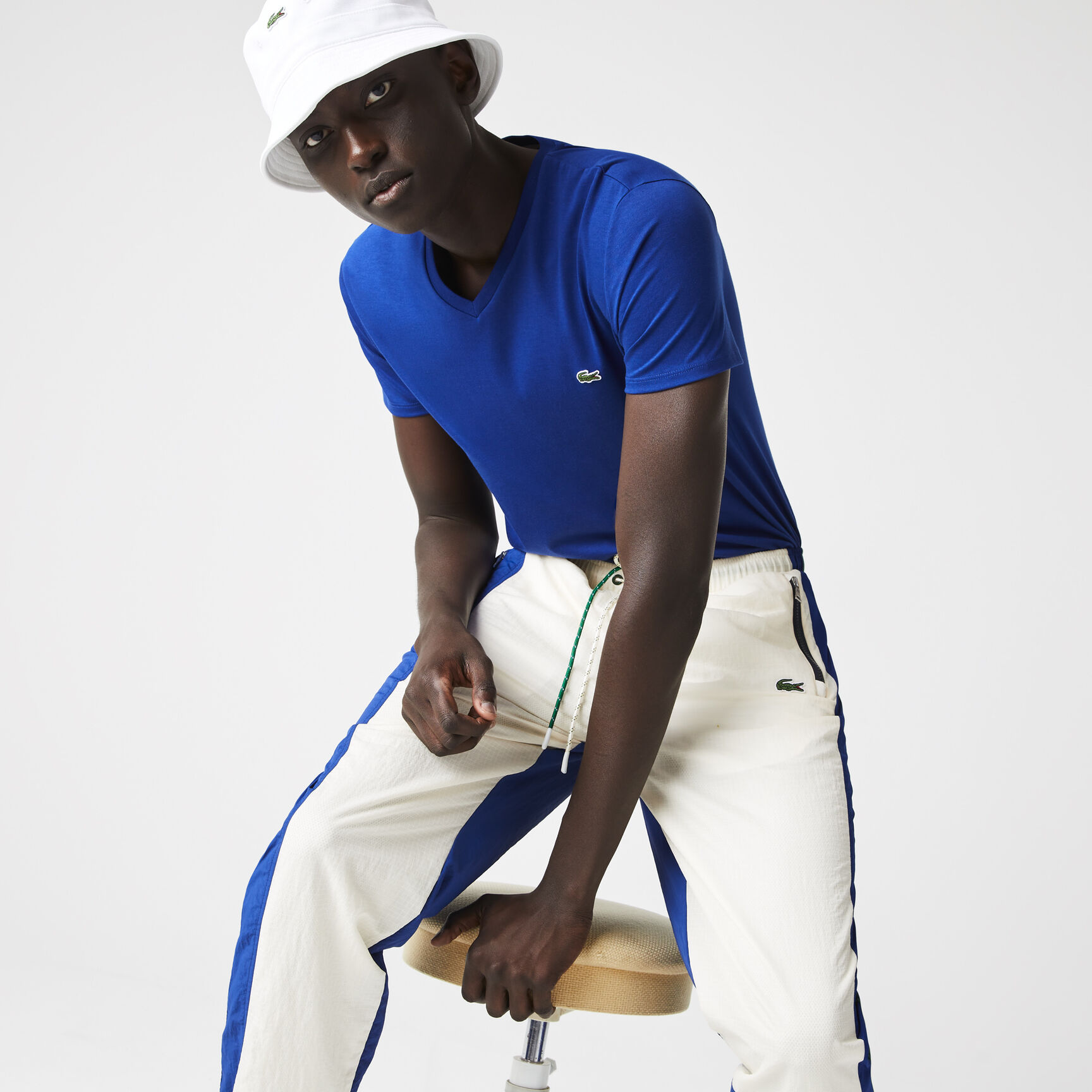 تي شيرت خفيف الوزن من القطن بيما برقبة على شكل حرف V تي شيرت خفيف الوزن من القطن بيما برقبة على شكل حرف V