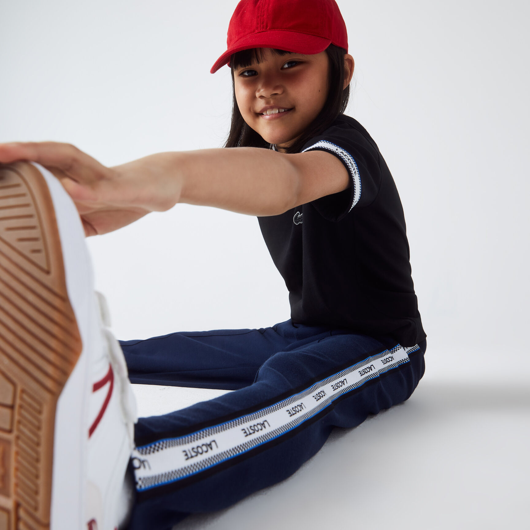 بنطال لاكوست فضفاض بأشرطة جانبية مطبوعة للبنات بنطال لاكوست فضفاض بأشرطة جانبية مطبوعة للبنات