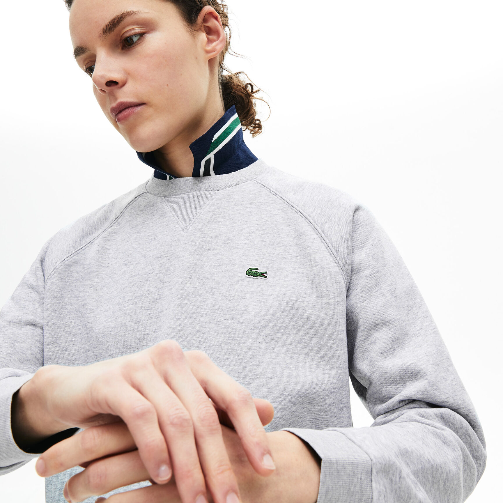 قميص ثقيل كلاسيكي للسيدات من الصوف بفتحة رقبة مستديرة قميص ثقيل كلاسيكي للسيدات من الصوف بفتحة رقبة مستديرة