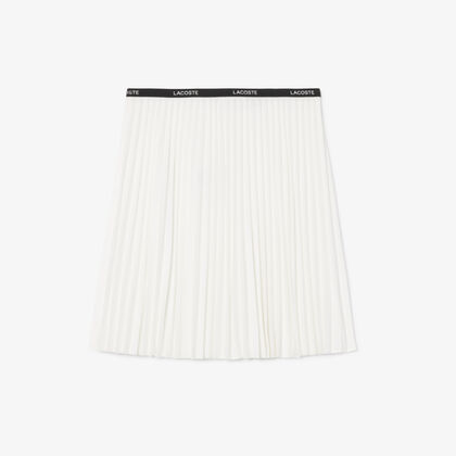 تنورة قصيرة مطوية