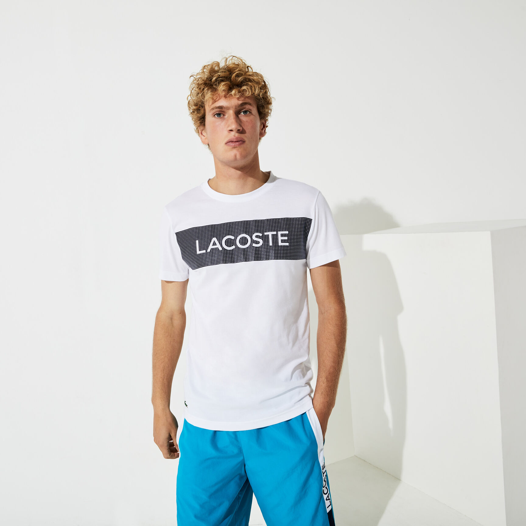 قميص تي-شيرت للرجال من مجموعة Lacoste SPORT مزدان بطبعات أنيقة قميص تي-شيرت للرجال من مجموعة Lacoste SPORT مزدان بطبعات أنيقة