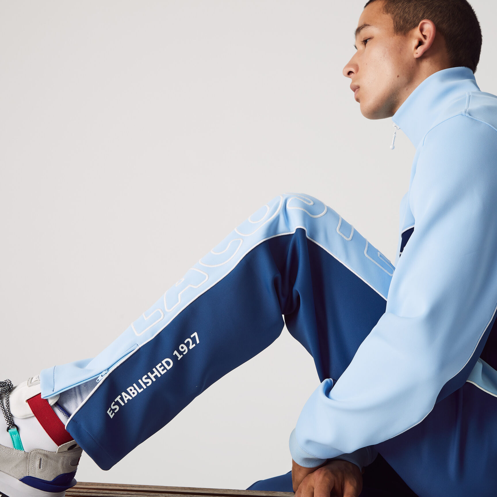 بنطال رياضي من النيوبرين الخفيف مع كتل لونية من مجموعة Lacoste LIVE للجنسين بنطال رياضي من النيوبرين الخفيف مع كتل لونية من مجموعة Lacoste LIVE للجنسين