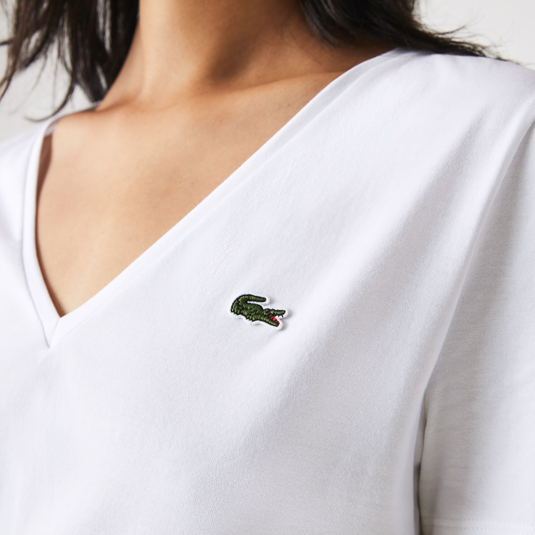 تي شيرت بقصّة عادية وطبعة مميزة لكلمة Lacoste Women's V-neck Loose Fit Cotton T-shirt - TF8392-00-001
