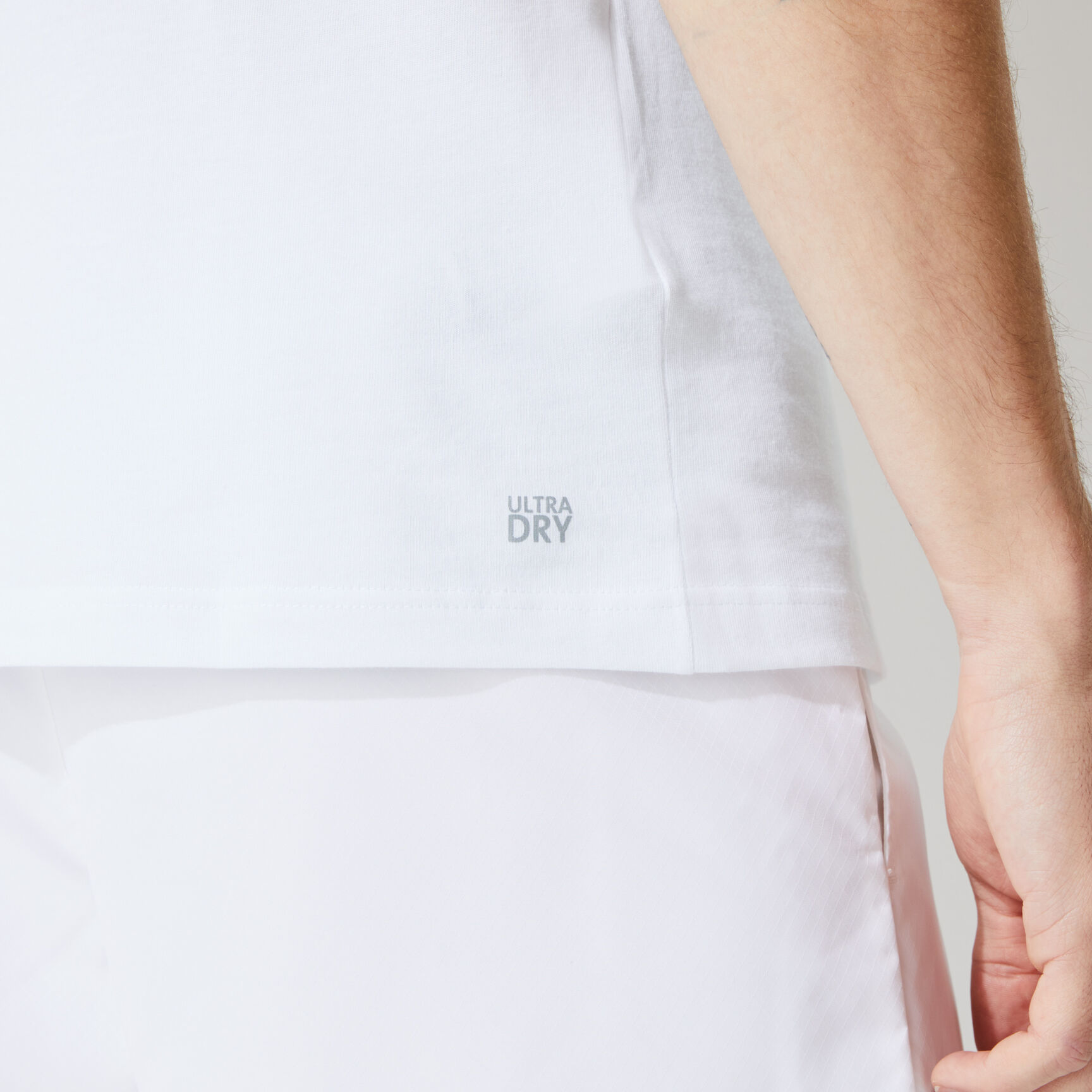 قميص تي-شيرت لرياضة التنس للرجال من الجيرسيه العملي مزدان بعلامة التمساح الكبيرة الحجم من مجموعة Lacoste SPORT