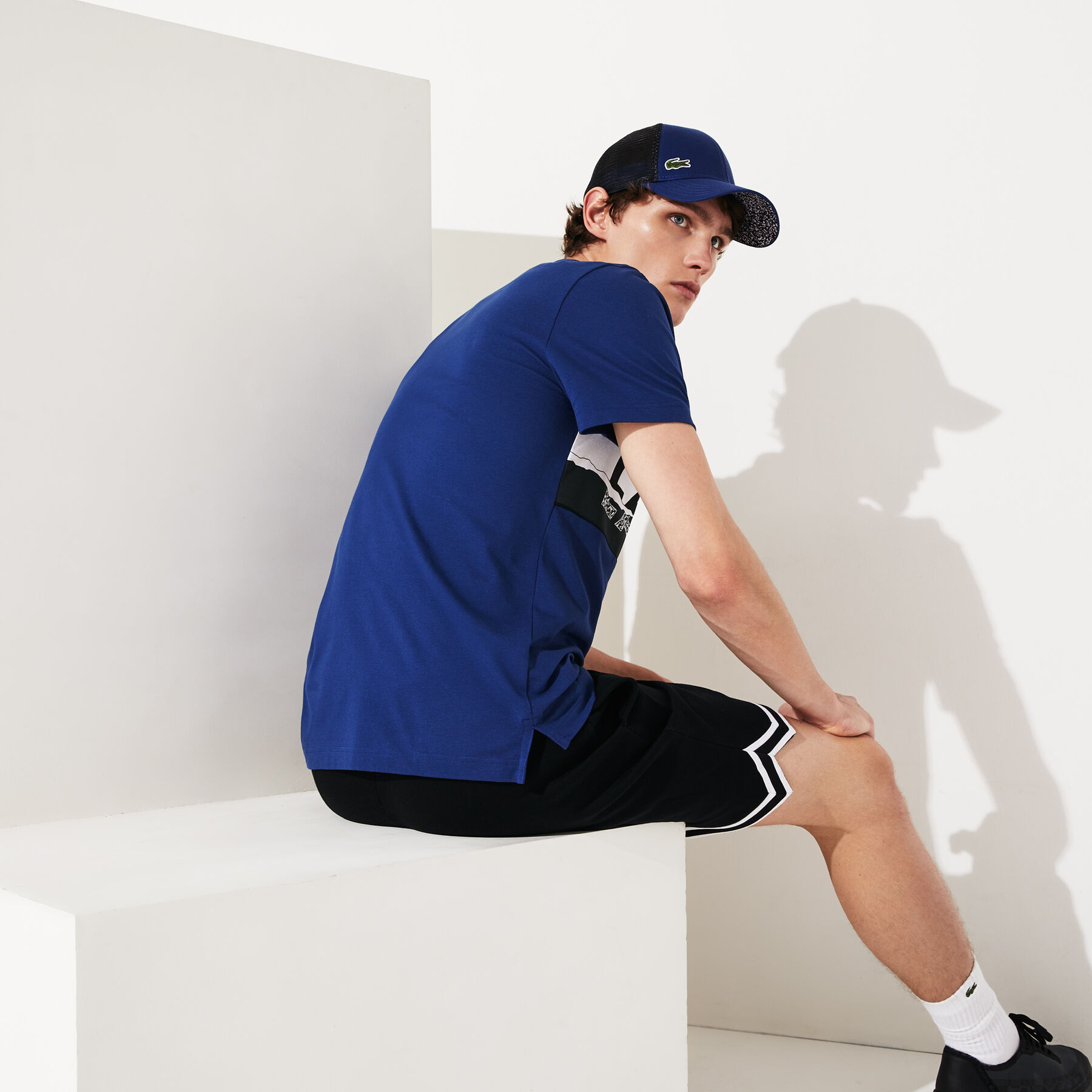 قميص بولو قطني فائق الخفة مزدان بطبعة غرافيك من مجموعة Lacoste SPORT للرجال لاكوست قميص بولو قطني فائق الخفة مزدان بطبعة غرافيك من مجموعة lacoste sport للرجال