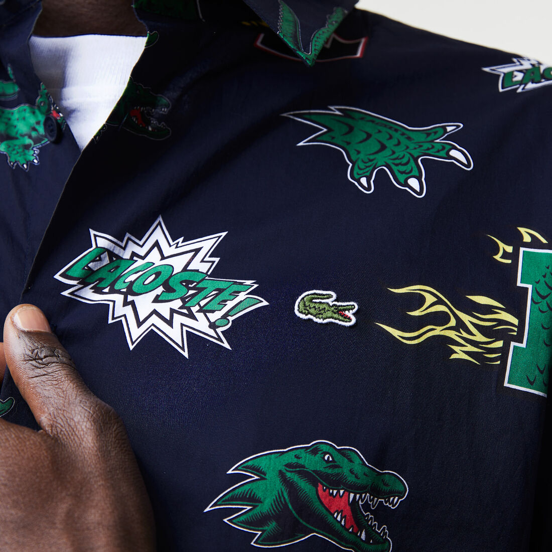 قميص لاكوست بقصة عادية وشعار التمساح من تشكيلة موسم الأعياد للرجال قميص لاكوست بقصة عادية وشعار التمساح من تشكيلة موسم الأعياد للرجال