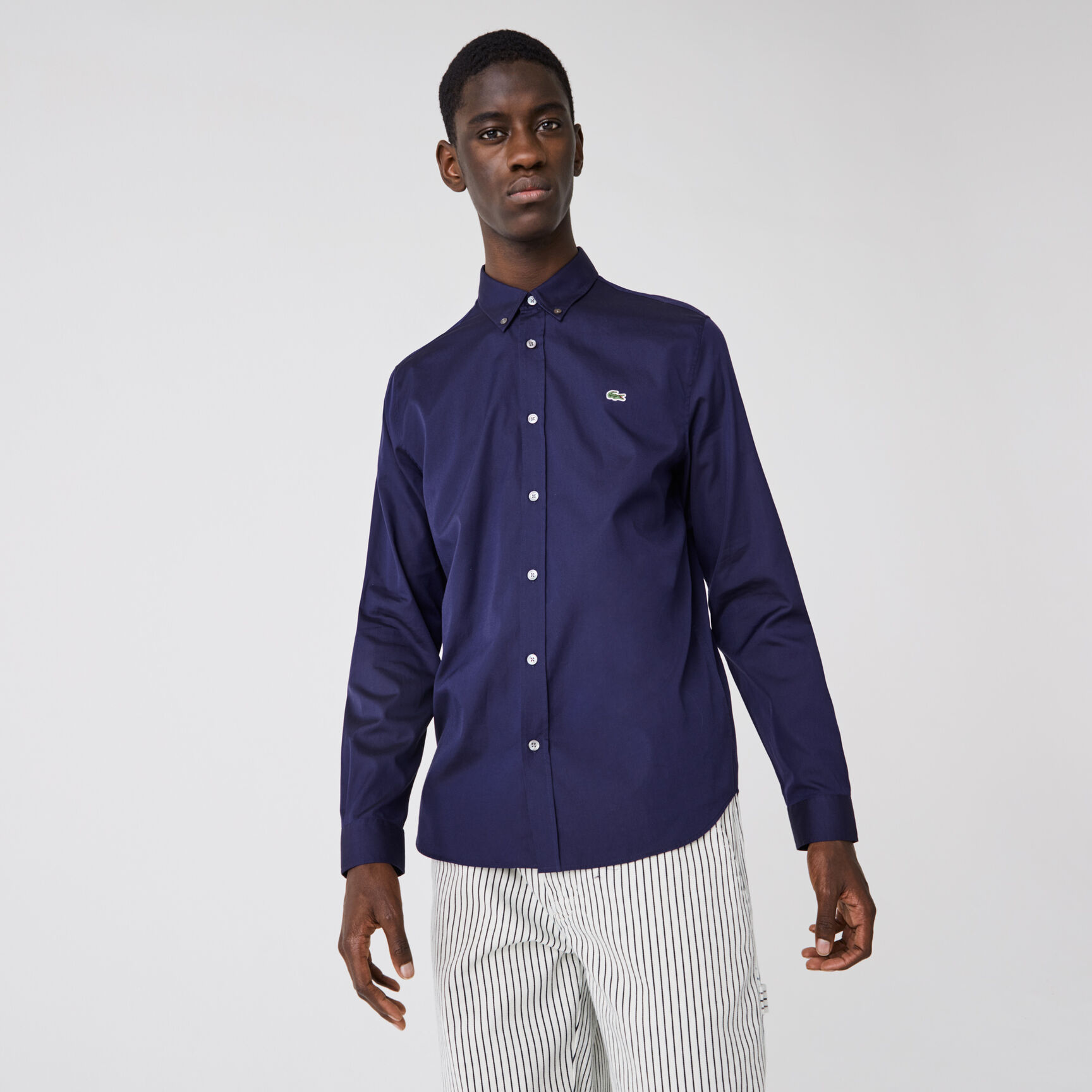 قميص قطني بقصّة عادية قميص قطني بقصّة عادية