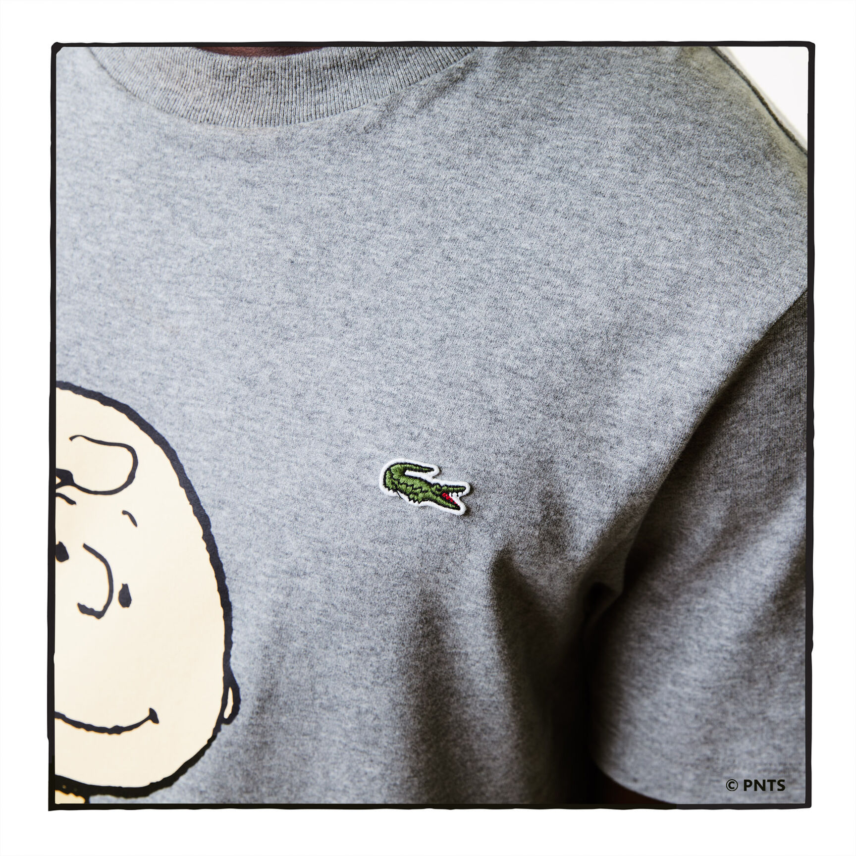 تيشيرت رجالي من القطن العضوي بياقة مستديرة من Lacoste x Peanuts