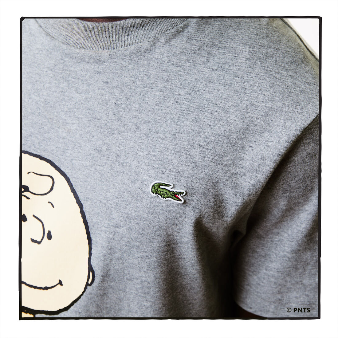 تيشيرت رجالي من القطن العضوي بياقة مستديرة من Lacoste x Peanuts تيشيرت رجالي من القطن العضوي بياقة مستديرة من Lacoste x Peanuts