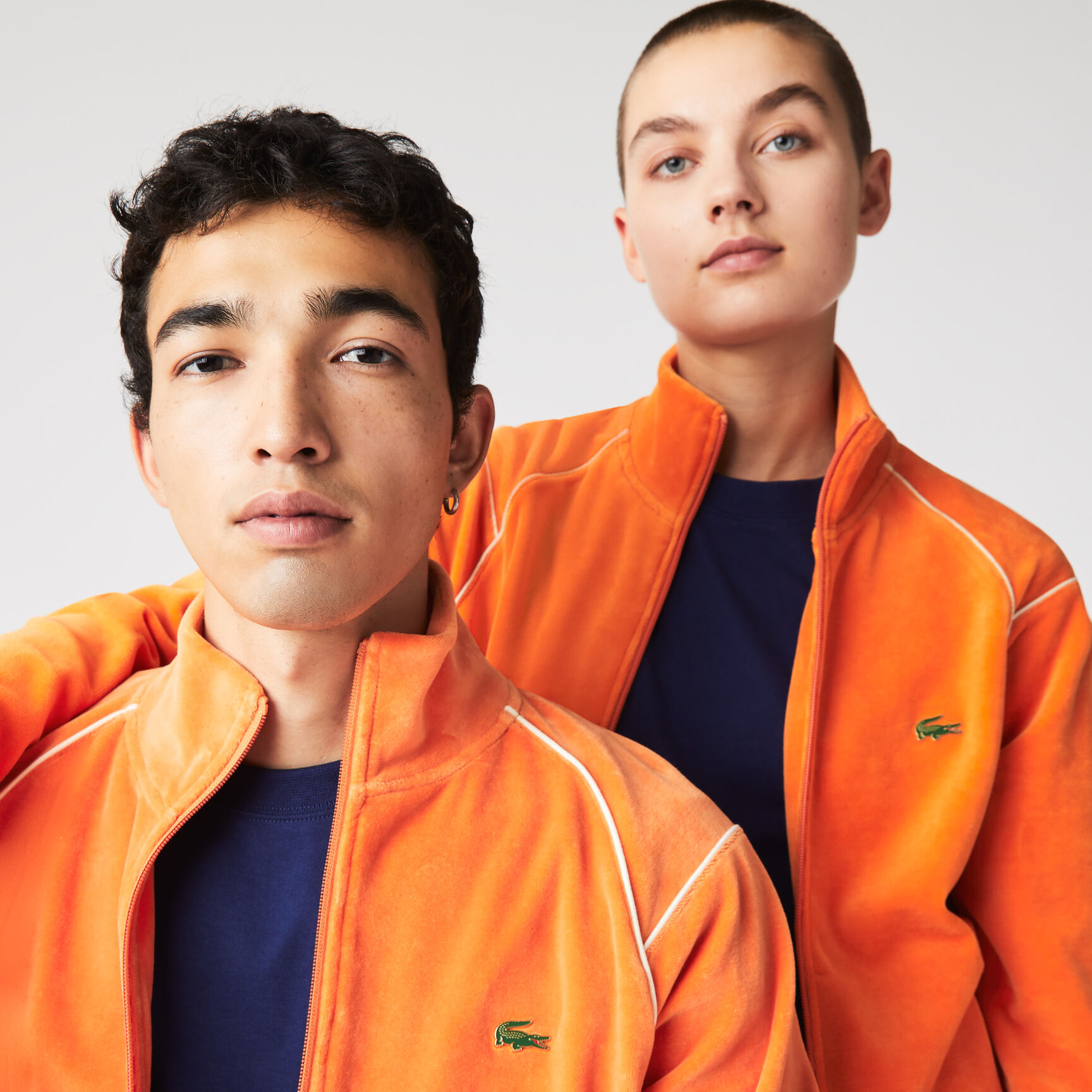 سويت شيرت من المخمل بسحاب للجنسين من مجموعة Lacoste L!VE