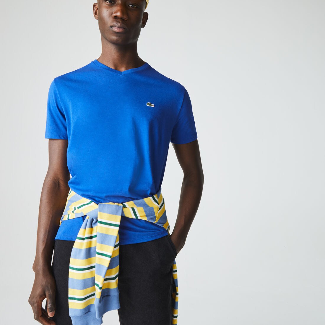 تي شيرت خفيف الوزن من القطن بيما برقبة على شكل حرف V