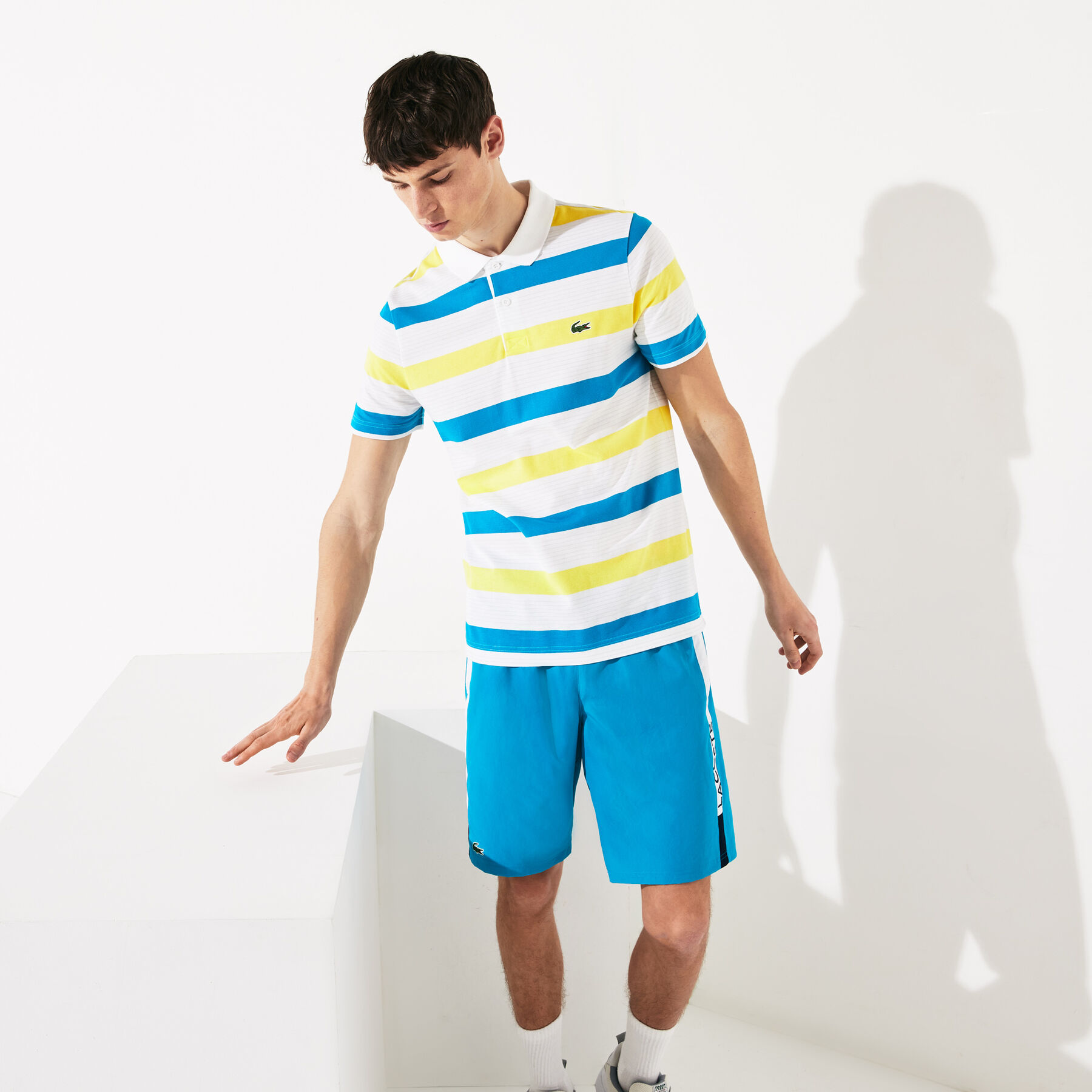 قميص بولو من مجموعة Lacoste SPORT مخطط ومحيك من قطن فائق الخفة للرجال لاكوست قميص بولو من مجموعة lacoste sport مخطط ومحيك من قطن فائق الخفة للرجال