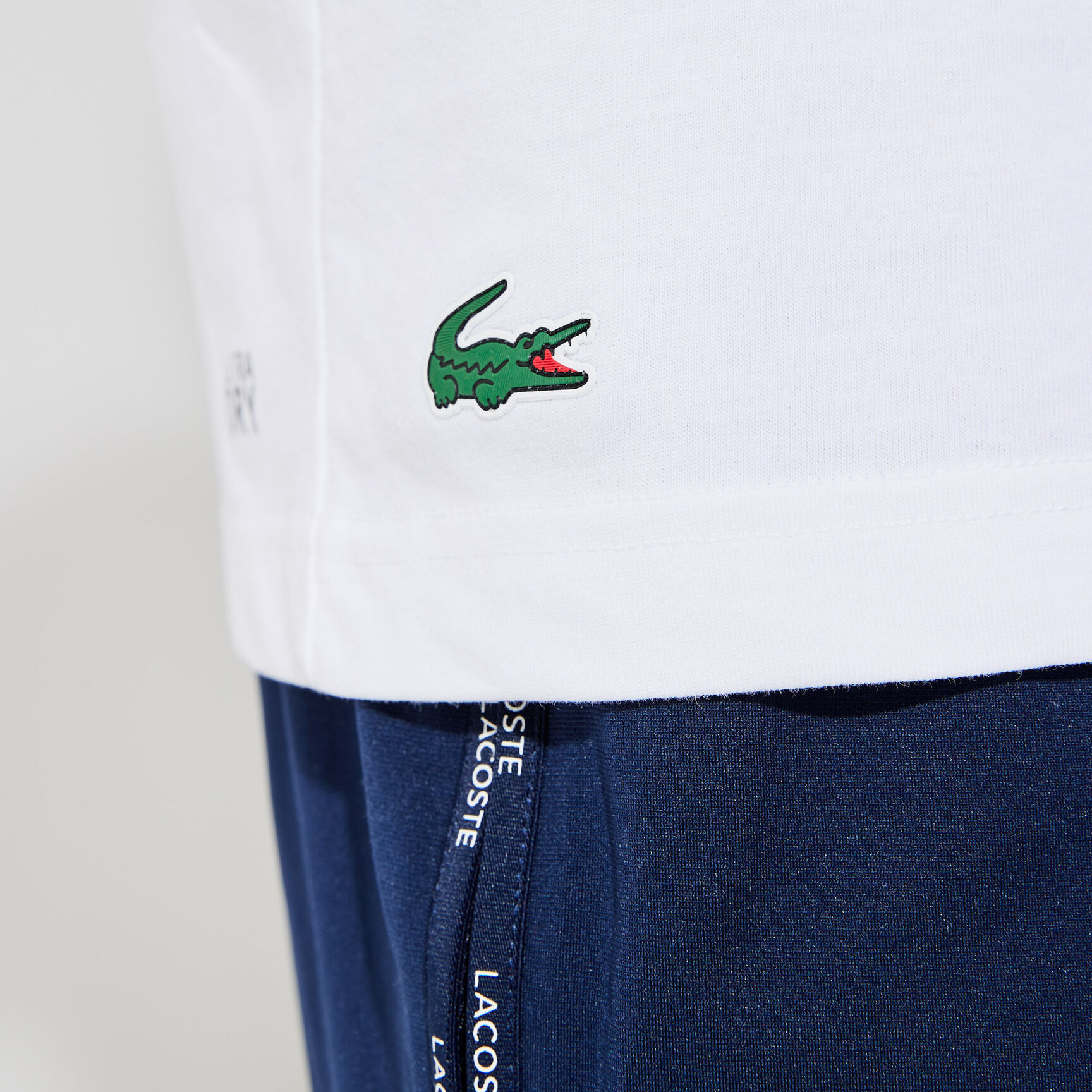تيشيرت رجالي برقبة دائرية وطبعة تنس من مجموعة Lacoste SPORT