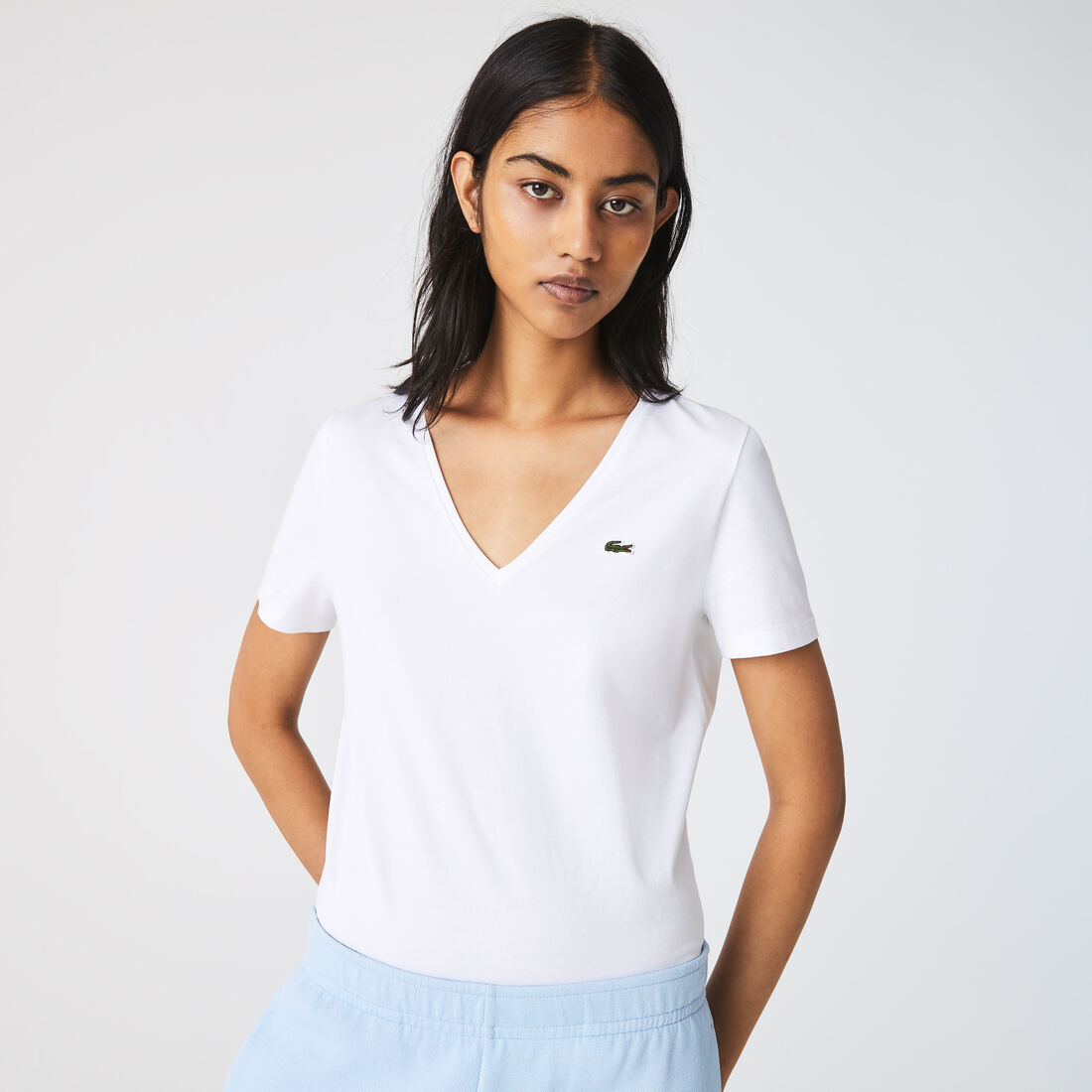 تي شيرت بقصّة عادية وطبعة مميزة لكلمة Lacoste Women's V-neck Loose Fit Cotton T-shirt - TF8392-00-001