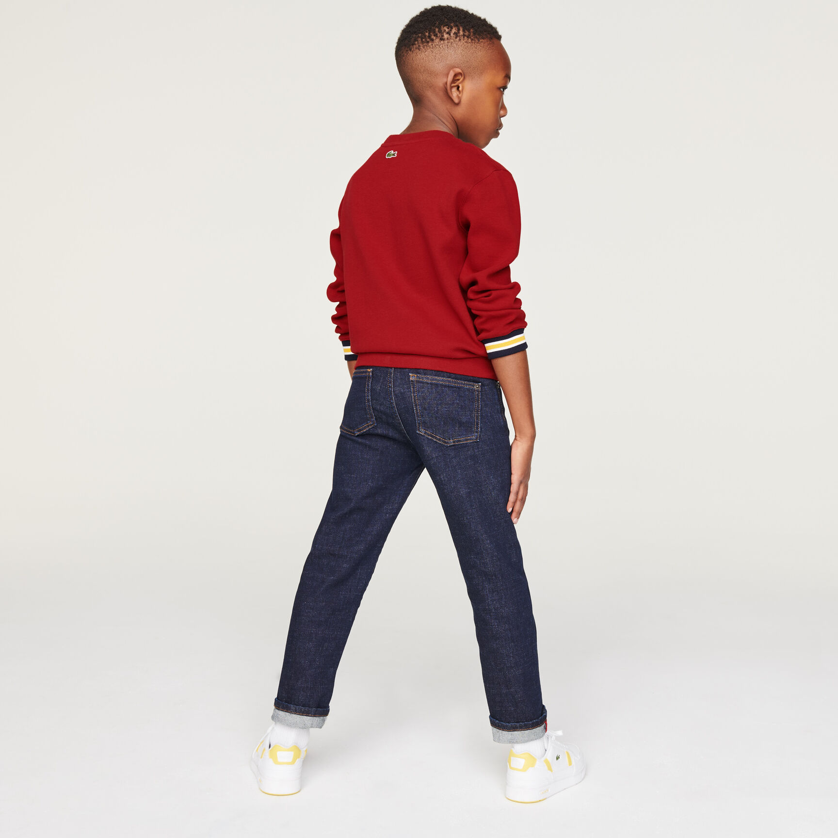 سترة قطنية للأولاد بياقة دائرية مع شعار L سترة قطنية للأولاد بياقة دائرية مع شعار L