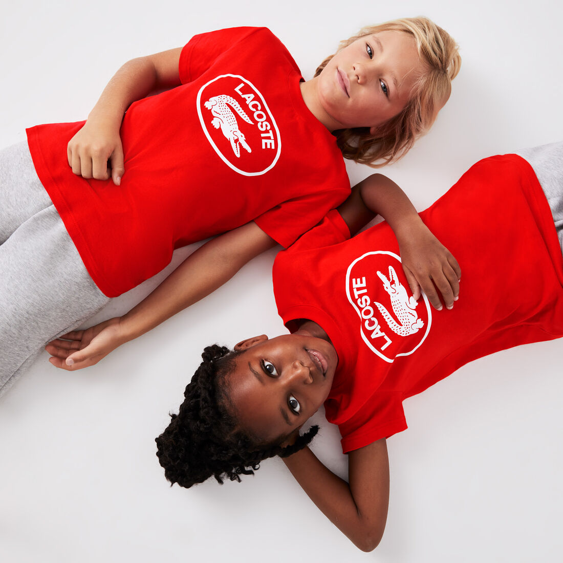 تيشيرت لاكوست قطن جيرسيه بشعار الماركة بلون مغاير للأطفال