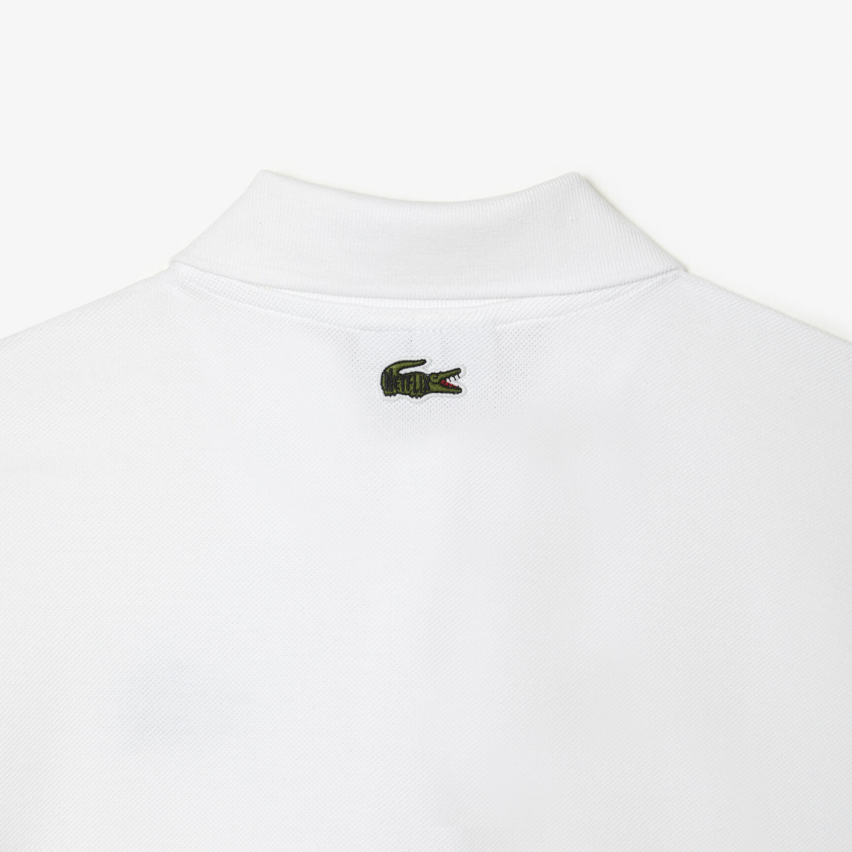 تيشيرت بولو بطبعة تمساح للنساء مجموعة Lacoste x Netflix
