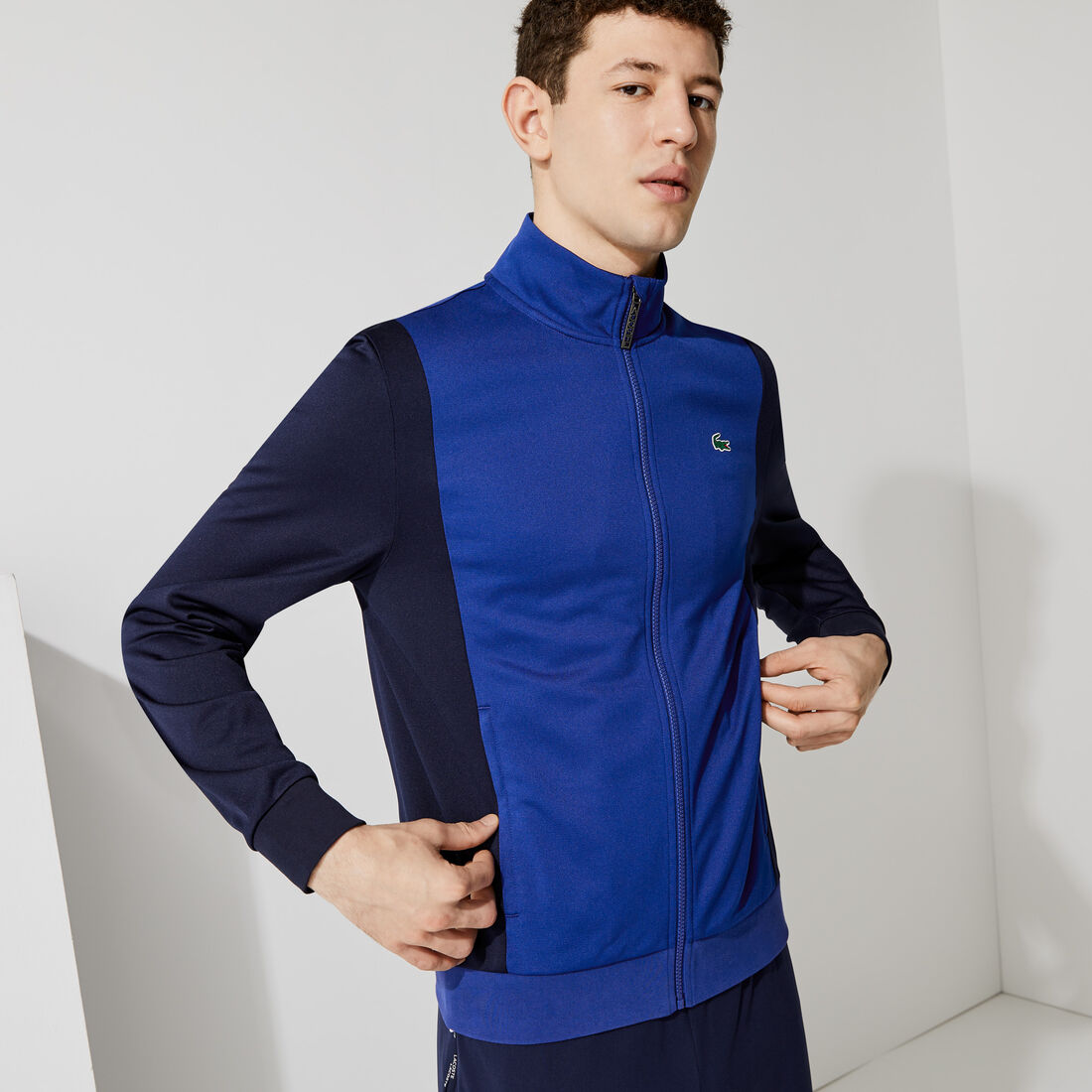 كنزة من مجموعة Lacoste SPORT ثنائية اللون مقاومة من بيكيه للرجال كنزة من مجموعة Lacoste SPORT ثنائية اللون مقاومة من بيكيه للرجال