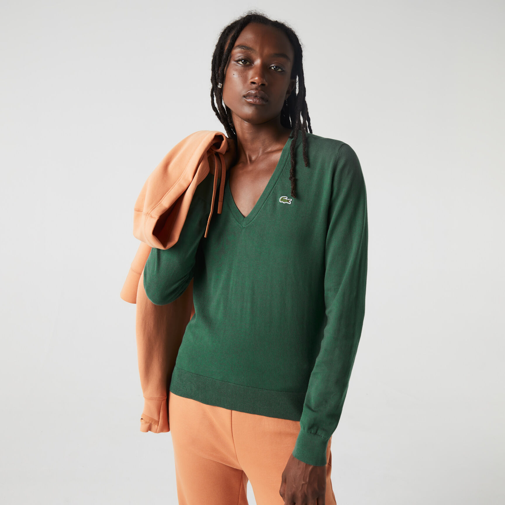 سترة قطن عضوي بفتحة رقبة على شكل حرف V للنساء