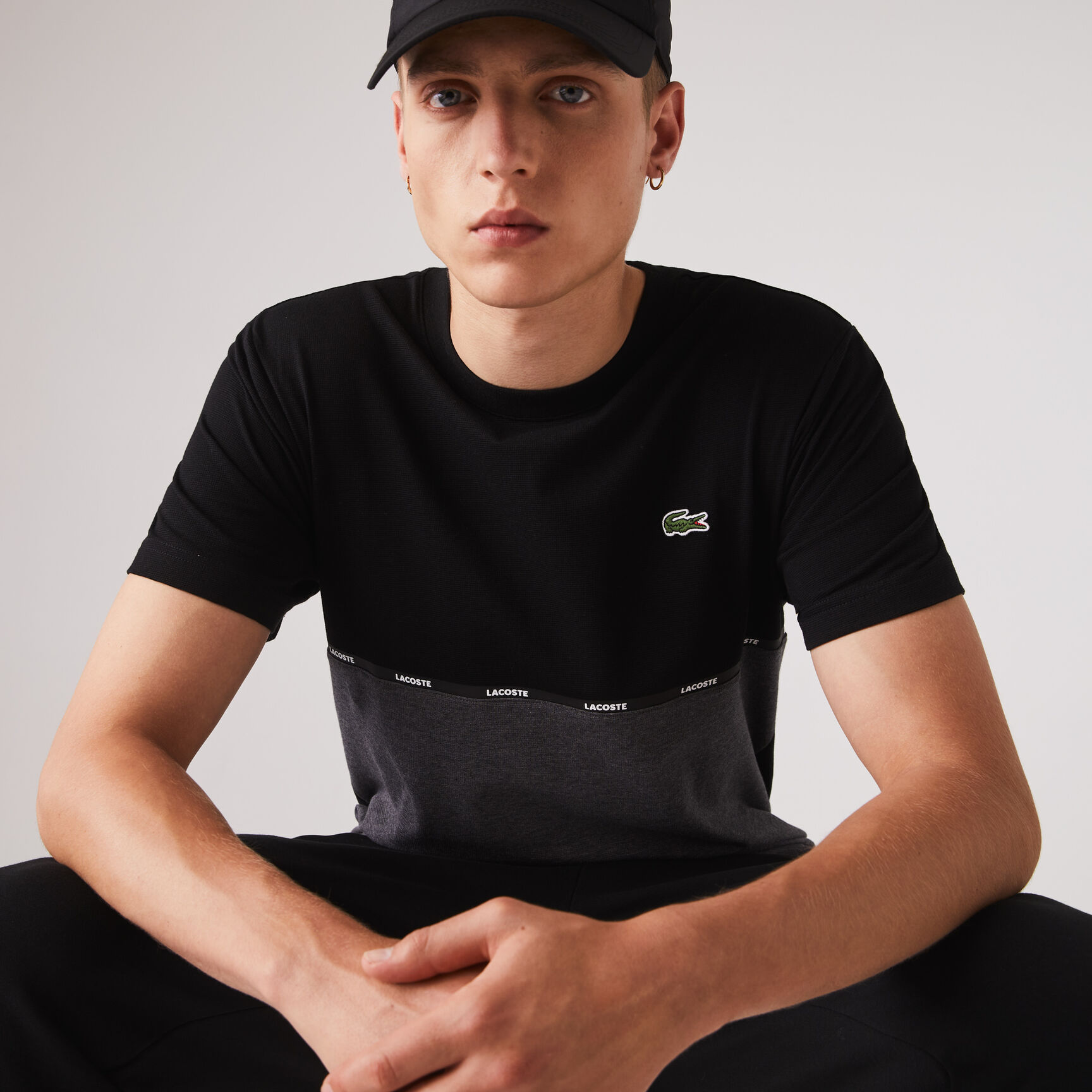 تي شيرت قطن خفيف الوزن ثنائي اللون بفتحة عنق مستديرة من مجموعة Lacoste SPORT للرجال تي شيرت قطن خفيف الوزن ثنائي اللون بفتحة عنق مستديرة من مجموعة Lacoste SPORT للرجال