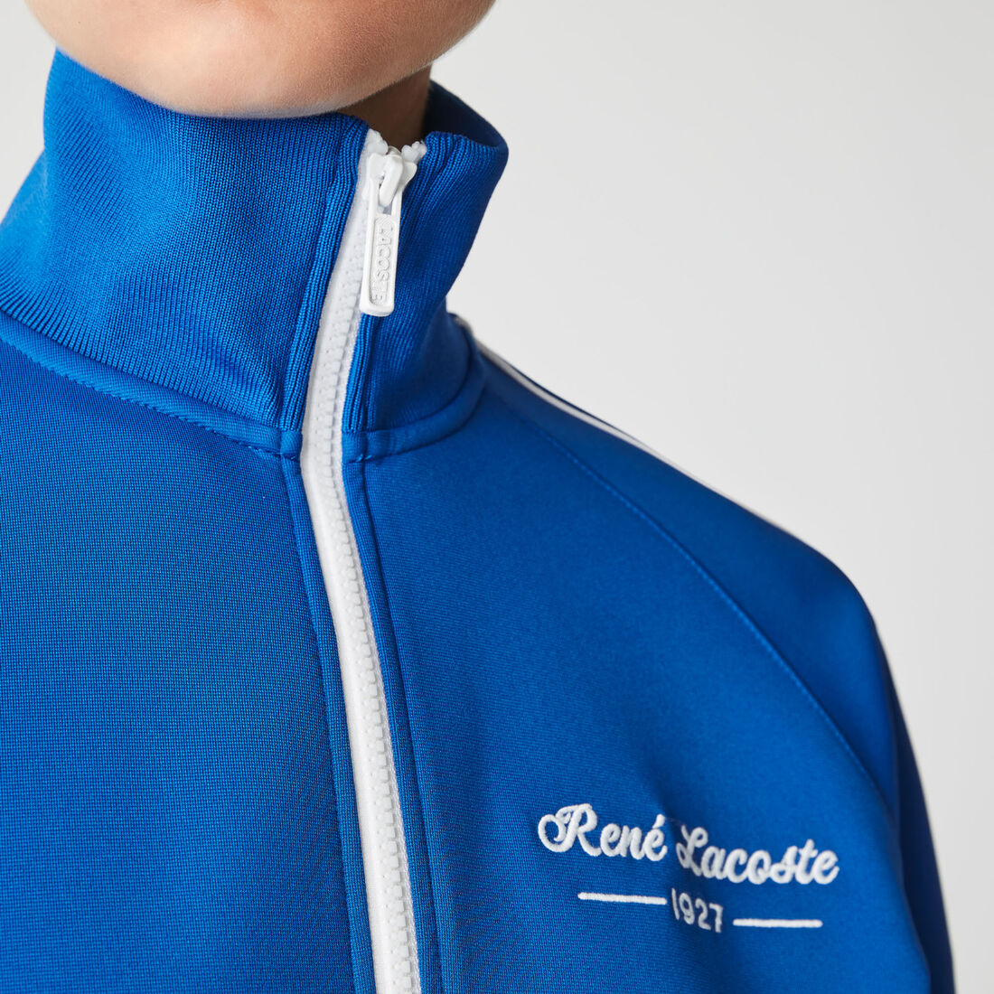 سترة نسائية مطرزة بحروف رياضية بسحاب سترة نسائية مطرزة بحروف رياضية بسحاب