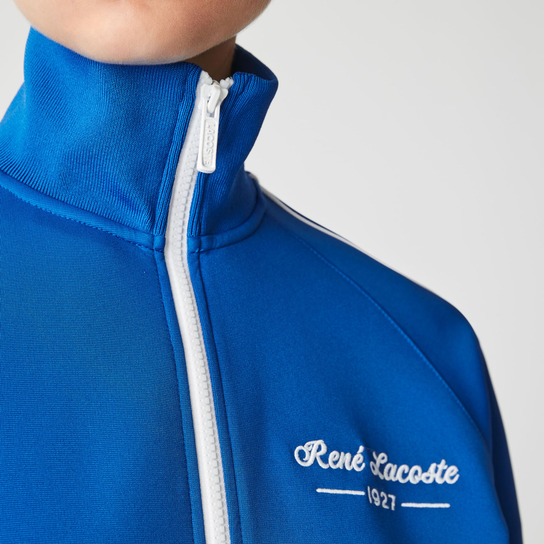 سترة نسائية مطرزة بحروف رياضية بسحاب سترة نسائية مطرزة بحروف رياضية بسحاب