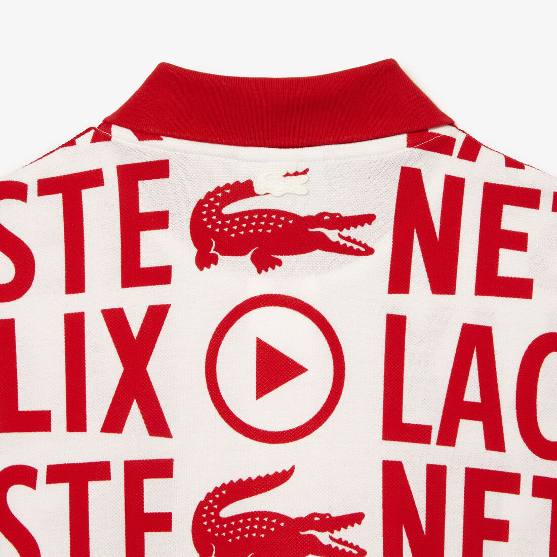 تيشيرت بولو قطن عضوي مطبوع بقصة فضفاضة للرجال مجموعة Lacoste x Netflix تيشيرت بولو قطن عضوي مطبوع بقصة فضفاضة للرجال مجموعة Lacoste x Netflix