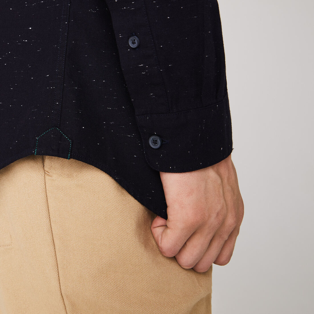 قميص رجالي من القطن بقصة ضيقة قميص رجالي من القطن بقصة ضيقة