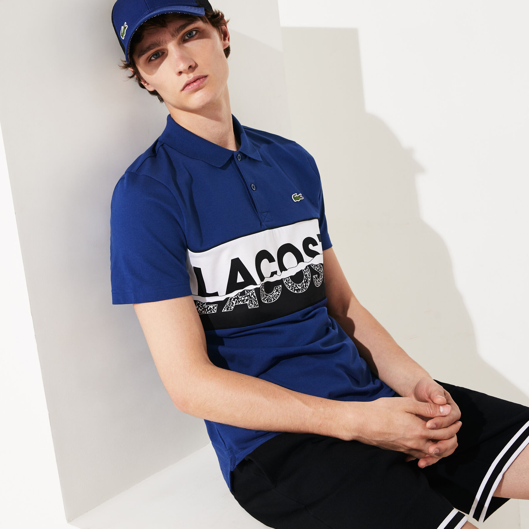 قميص بولو قطني فائق الخفة مزدان بطبعة غرافيك من مجموعة Lacoste SPORT للرجال لاكوست قميص بولو قطني فائق الخفة مزدان بطبعة غرافيك من مجموعة lacoste sport للرجال