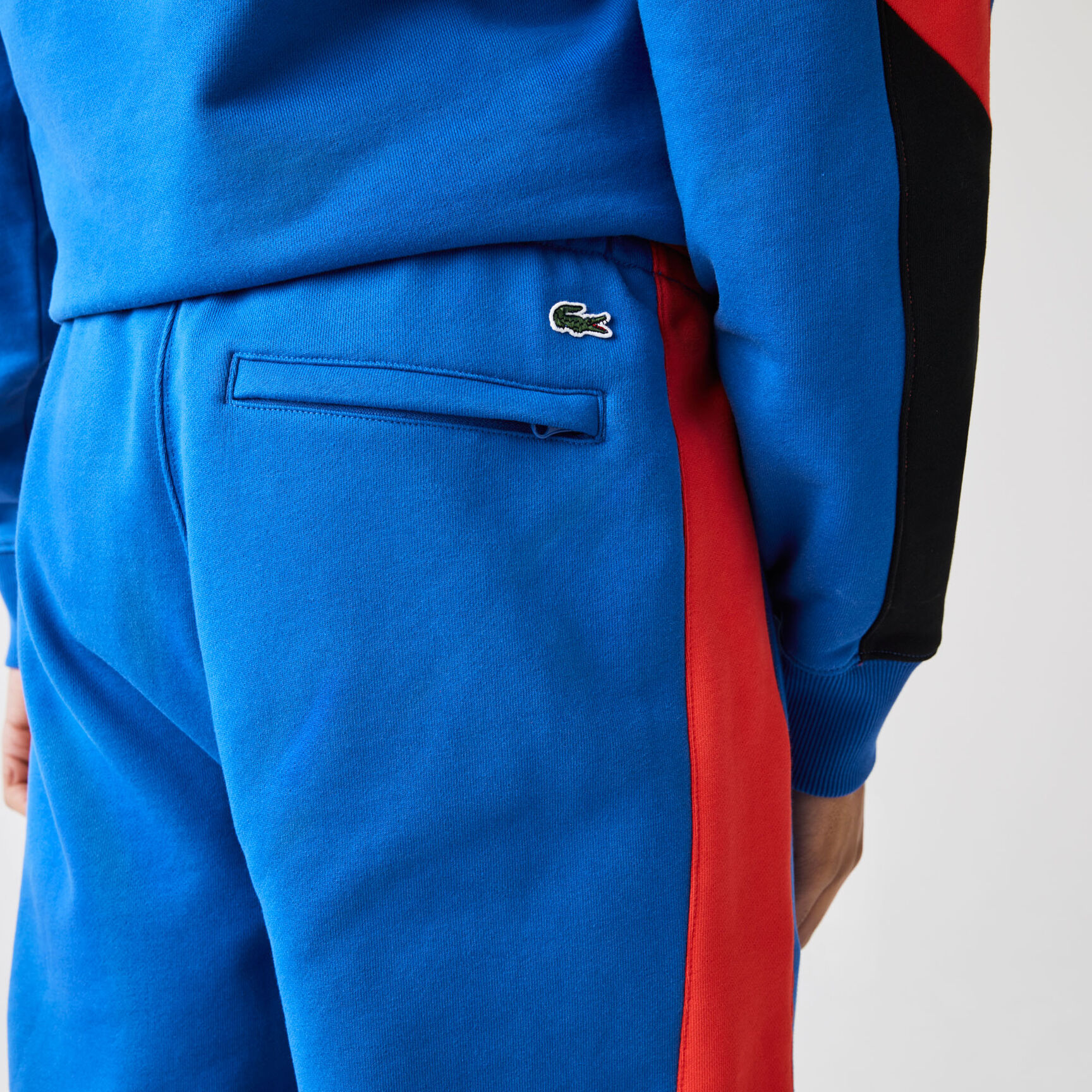بنطال رياضي مزدوج اللون مع تطريز ذهبي مجموعة Lacoste LIVE للرجال