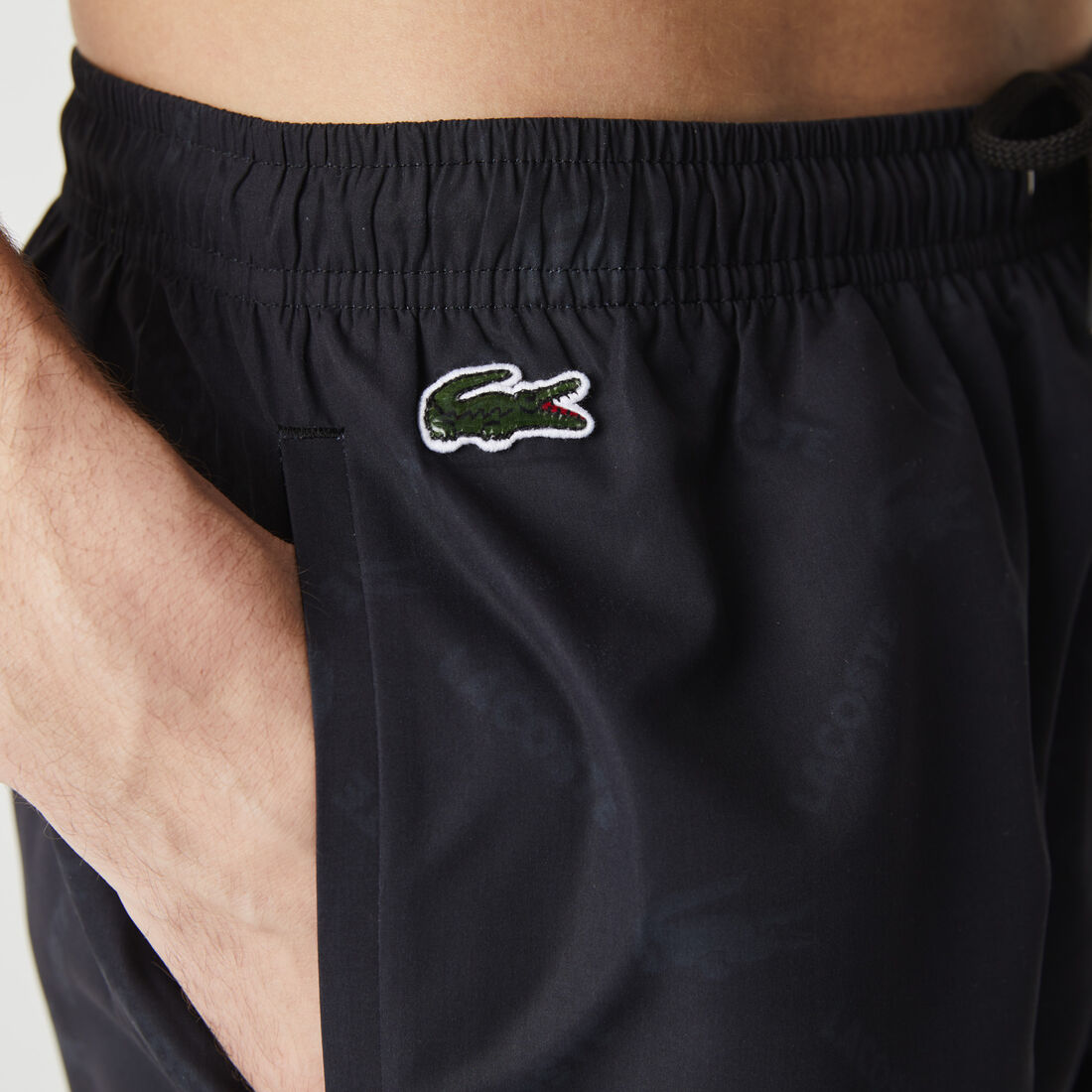 شورت سباحة للرجال مع طباعة مونوغرام مجموعة Lacoste LIVE شورت سباحة للرجال مع طباعة مونوغرام مجموعة Lacoste LIVE