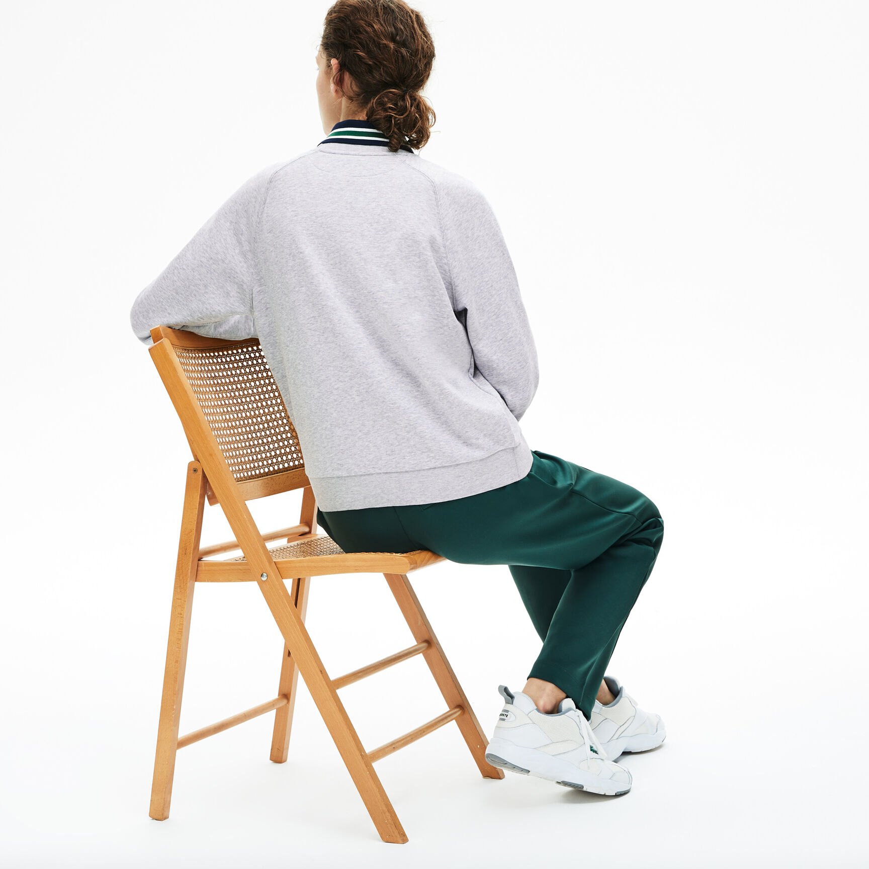 قميص ثقيل كلاسيكي للسيدات من الصوف بفتحة رقبة مستديرة قميص ثقيل كلاسيكي للسيدات من الصوف بفتحة رقبة مستديرة