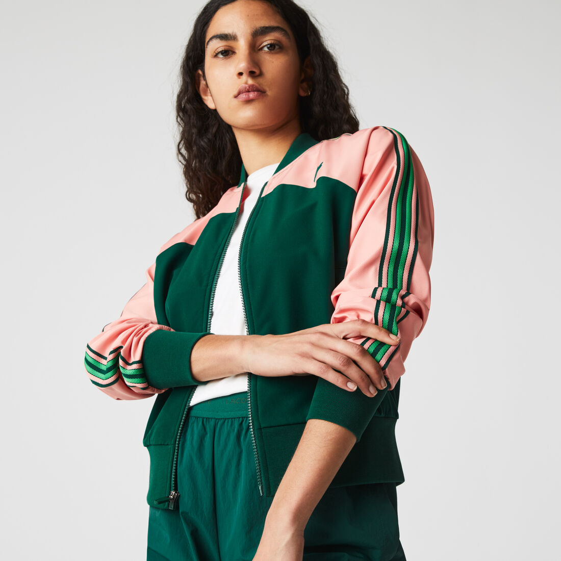 جاكيت نسائي فضفاض من مجموعة Lacoste SPORT بقصة ضيقة وسحاب ملون