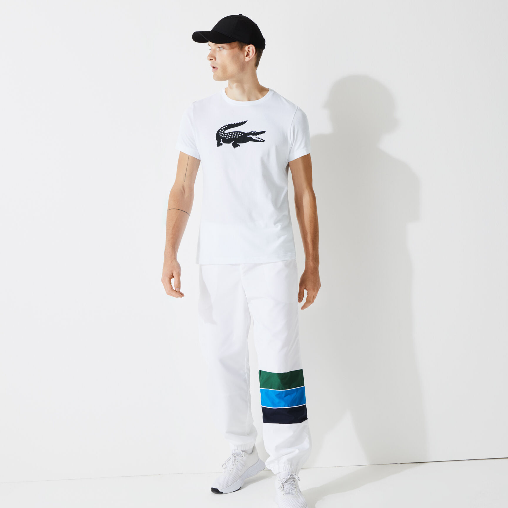 قميص تي-شيرت لرياضة التنس للرجال من الجيرسيه العملي مزدان بعلامة التمساح الكبيرة الحجم من مجموعة Lacoste SPORT